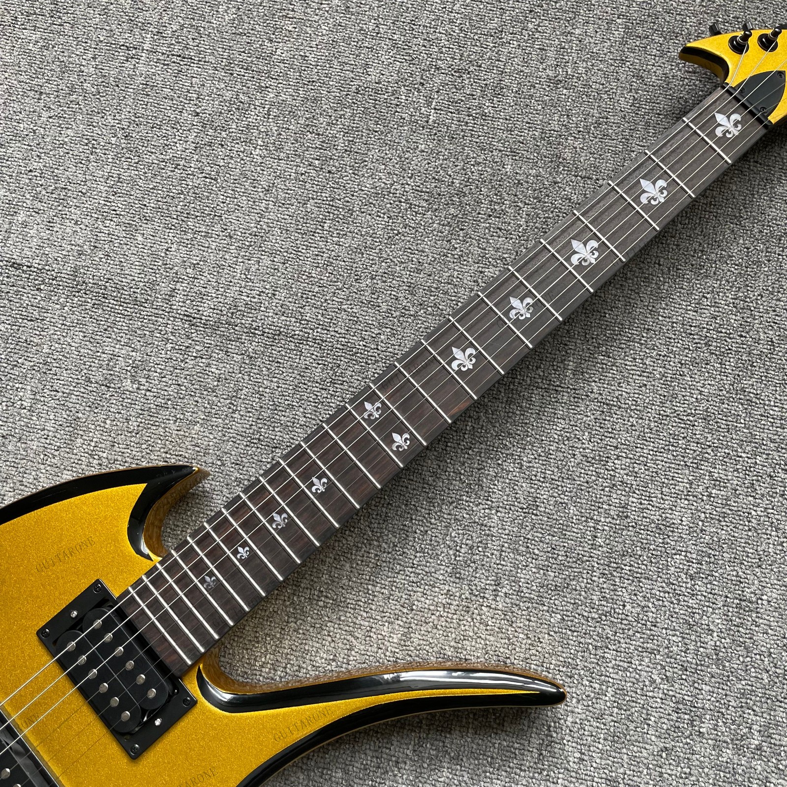 Customized Electric Guitar Gold Metal Solid Body HH Pickups Stainless Steel Fret