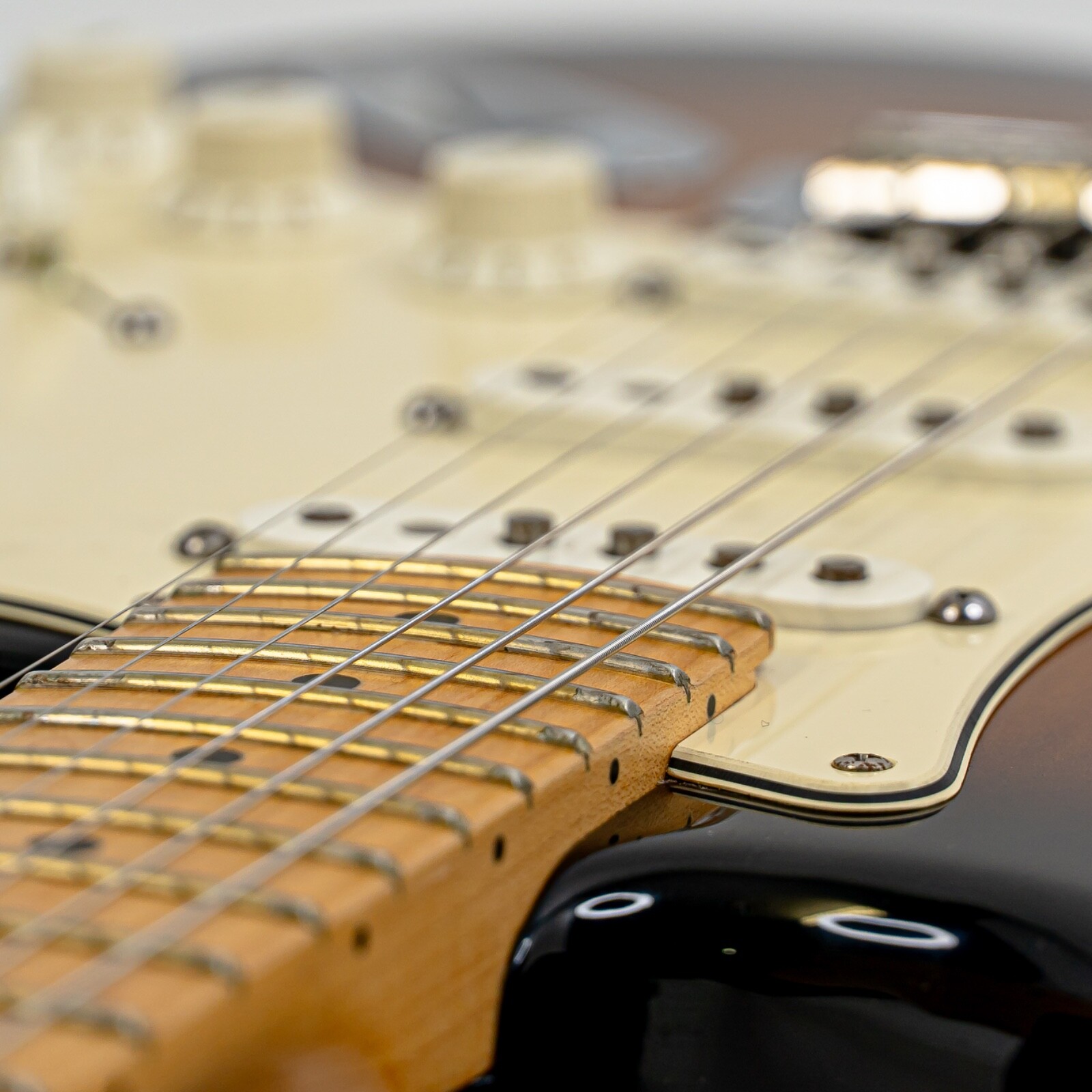 ’09 Fender Stratocaster Std. 2-Tone Sunburst w/ Maple Fretboard, Fender Gigbag