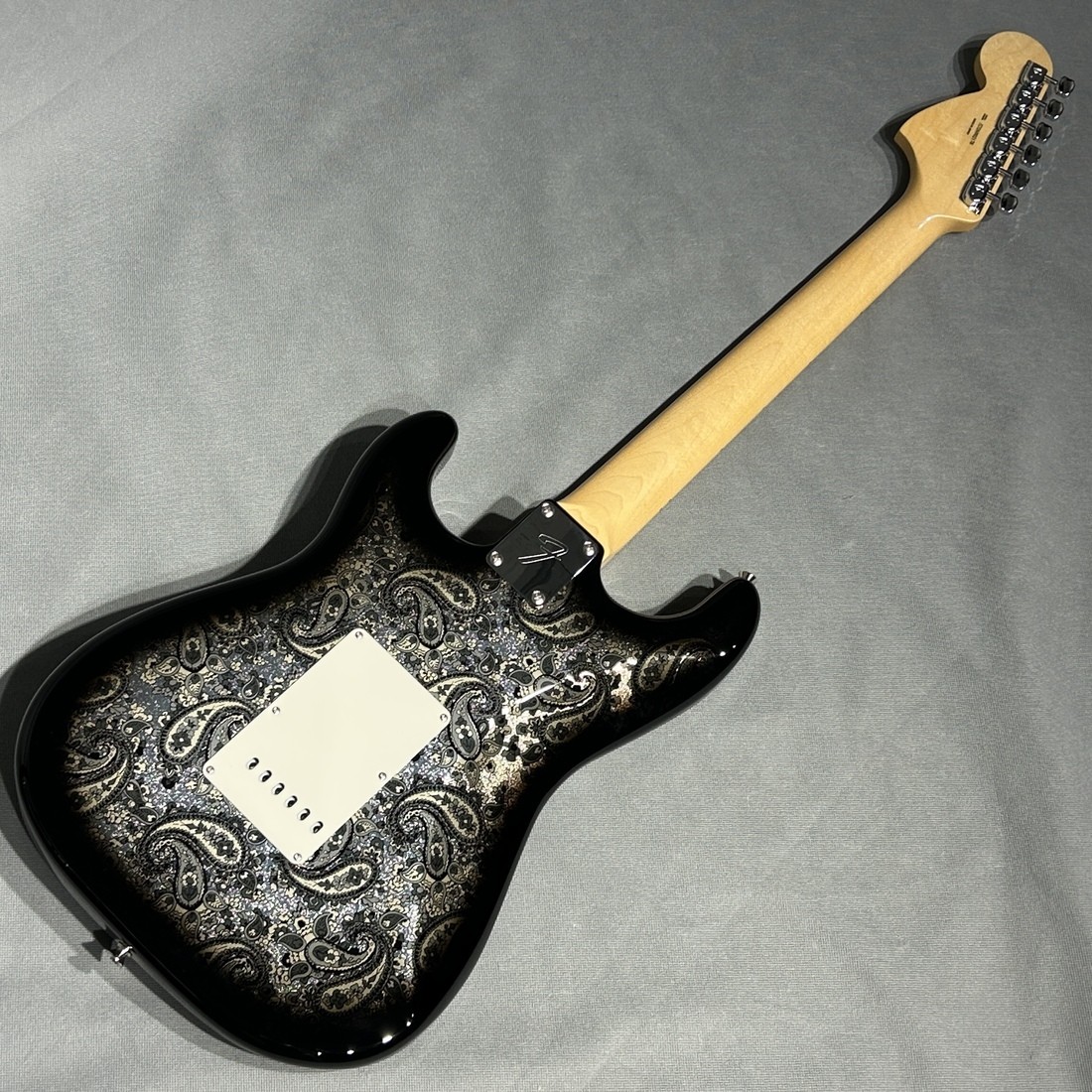 Fender Limited Stratocaster Black Paisley Approx. 3.4kg 2025 18662