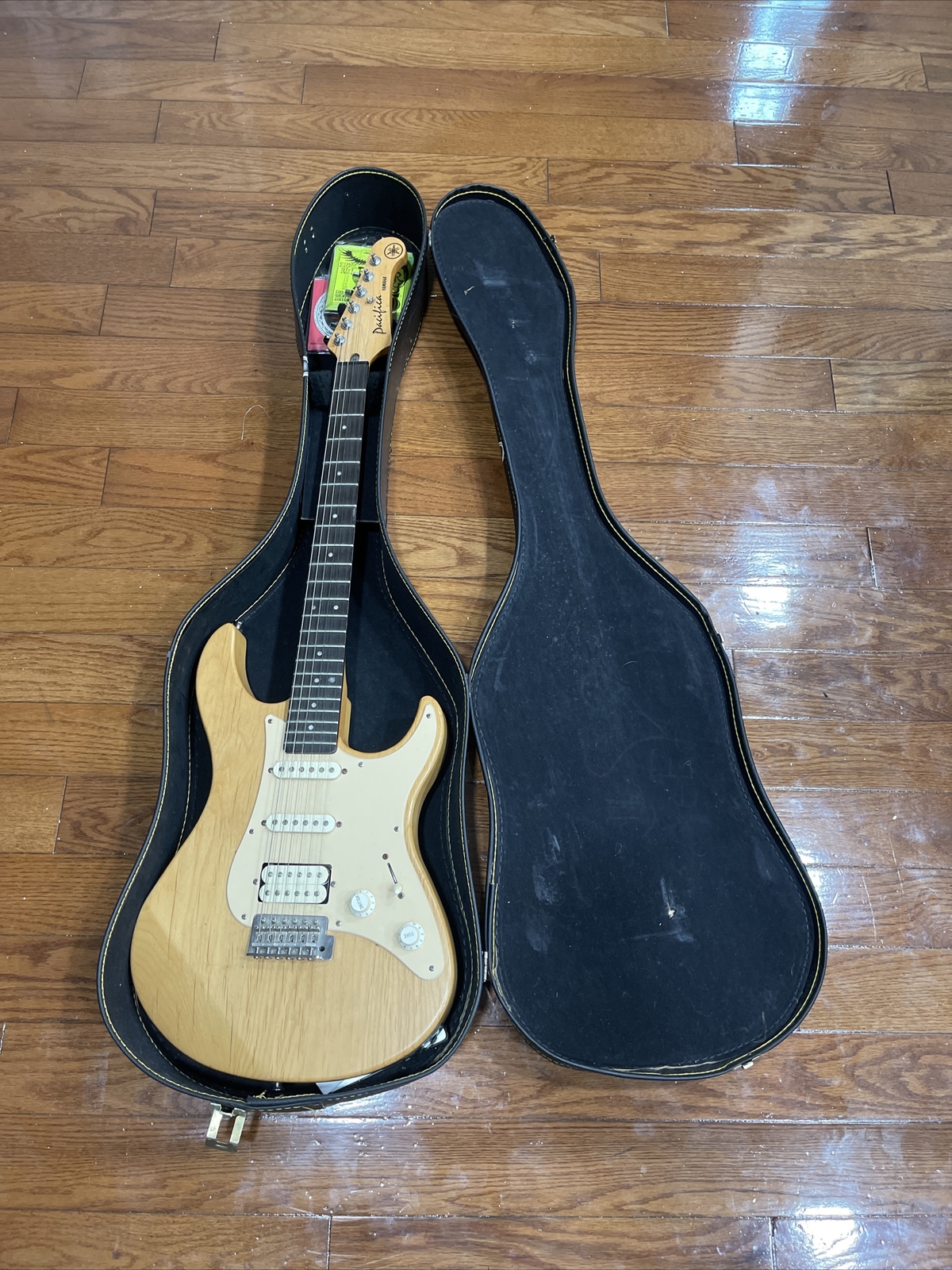 Yamaha PAC112V Double Cutaway Electric Guitar – Natural