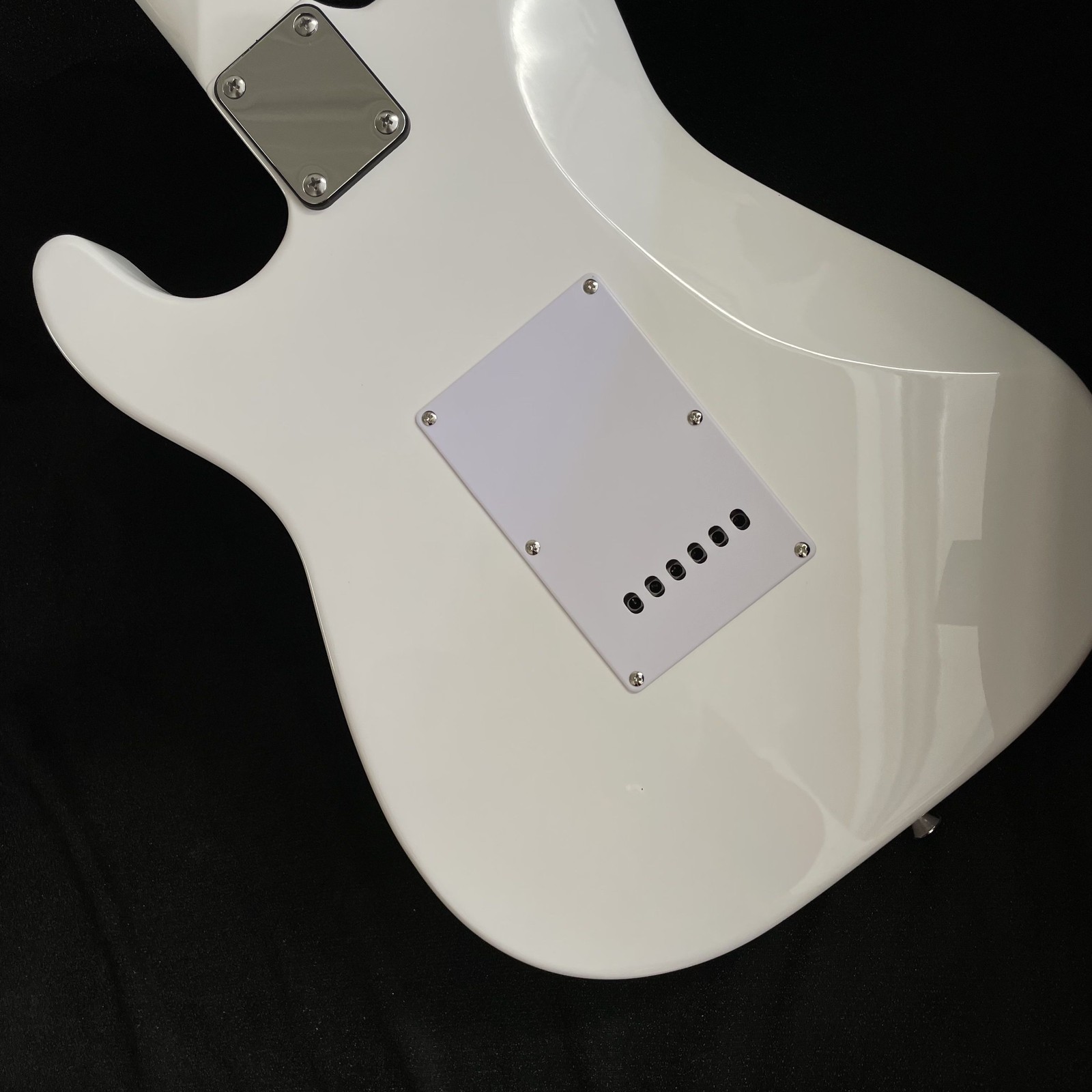 Stainless Rounded fret Edge Electric Guitar White Basswood Solid Body Chrome