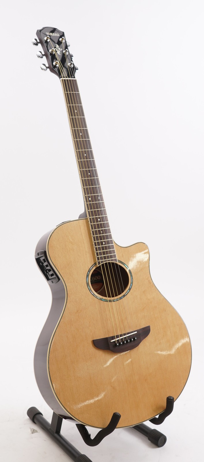 Yamaha APX600NA Thinline Acoustic-Electric Guitar (Natural) Bundle with Case
