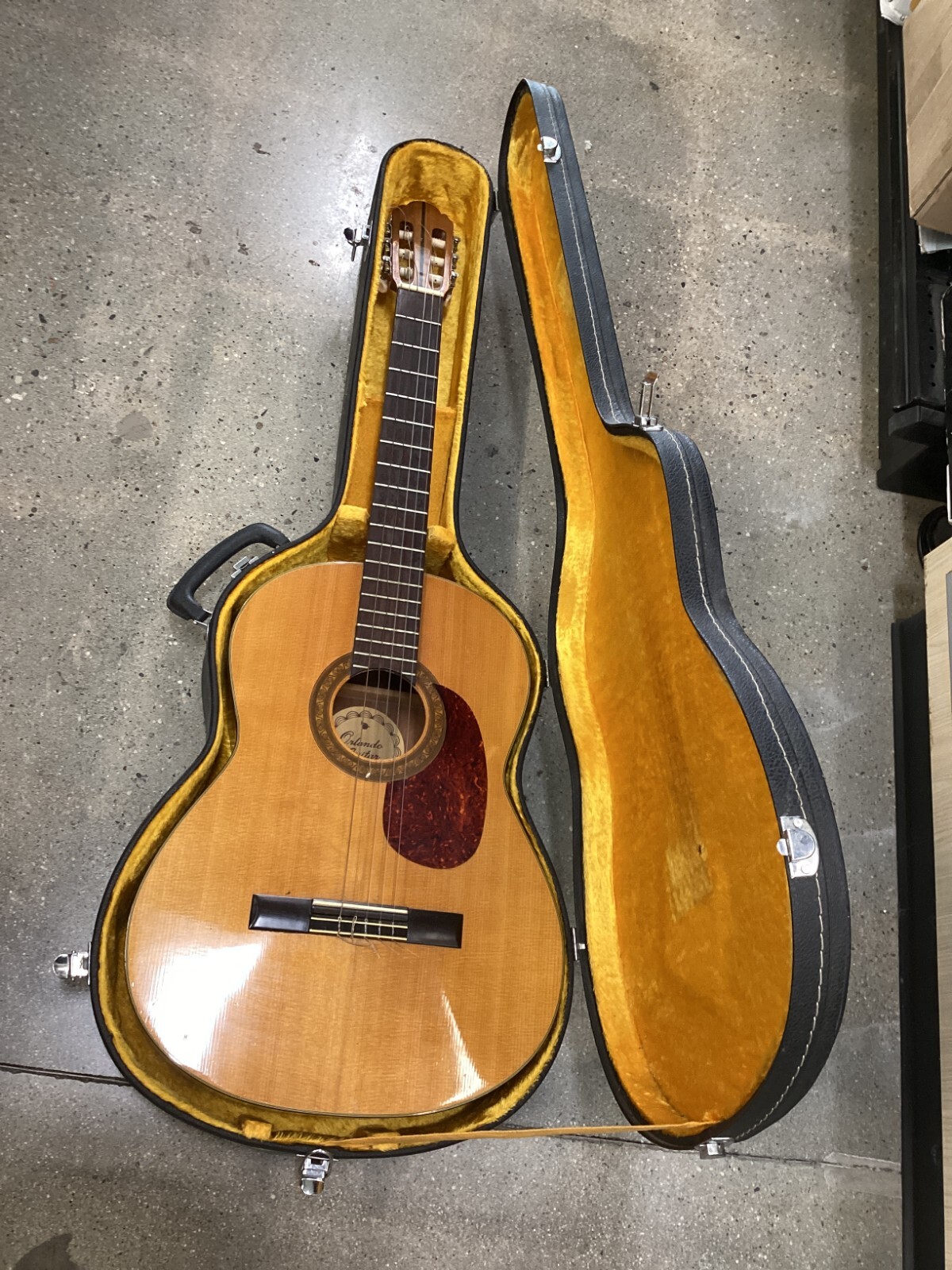 Orlando Guitar 303 1960’s Natural Finish Acoustic Guitar with Black Case