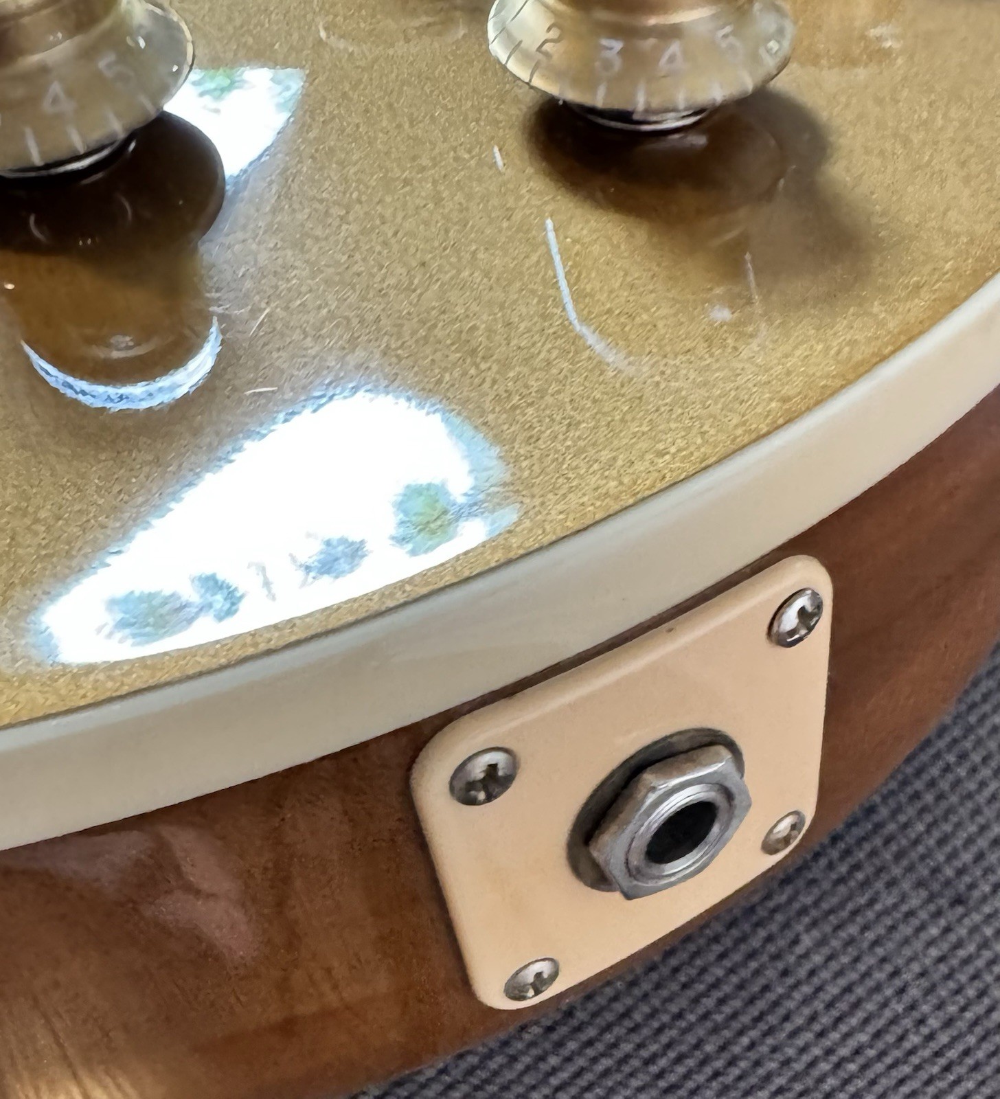 Gibson 70s Les Paul Deluxe 2024 – Goldtop – Pleked, w/OHSC