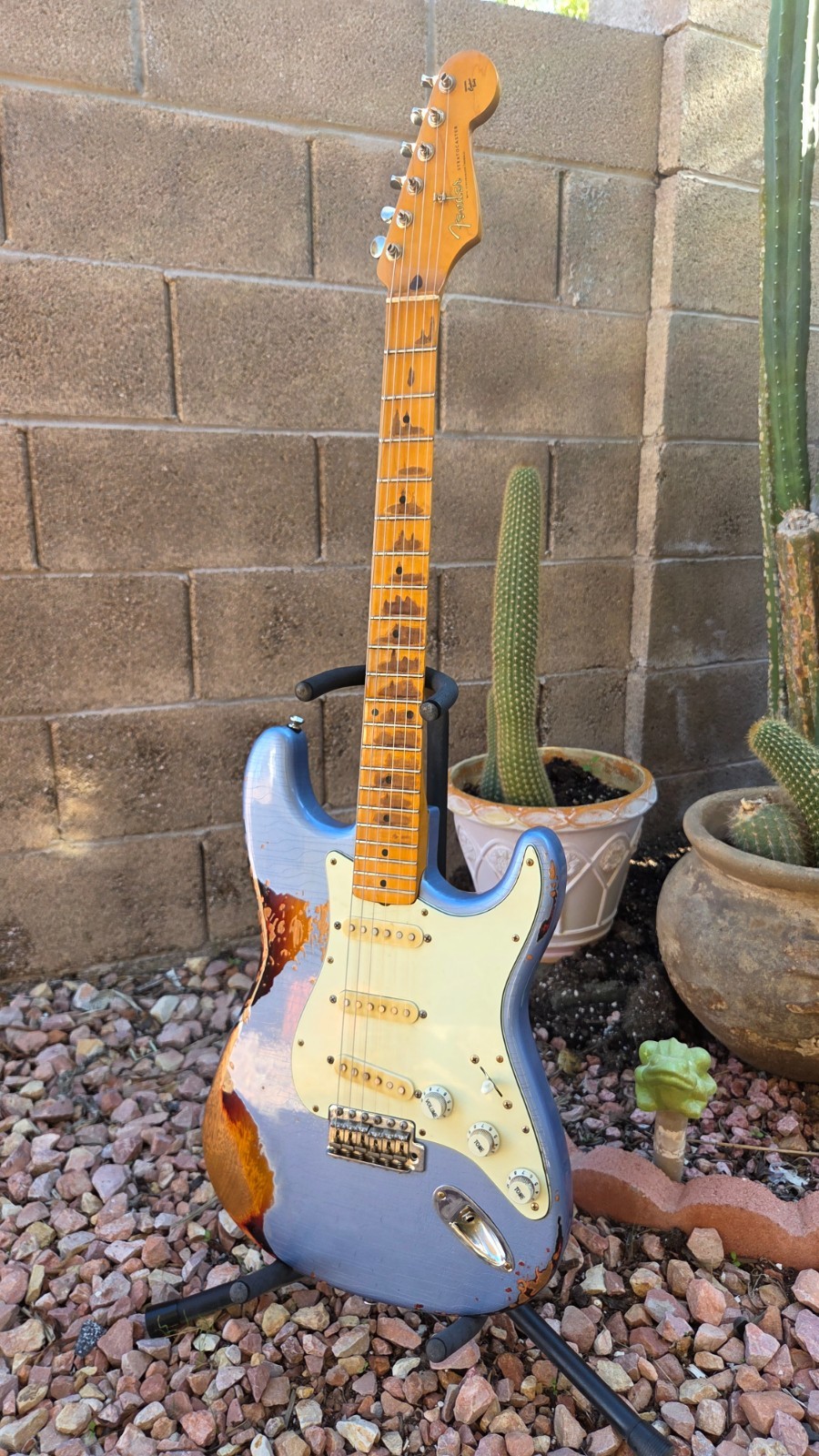 Fender Strat Relic Tribute ICE BLUE over 3 Tone SB, Alder Body Maple Fender