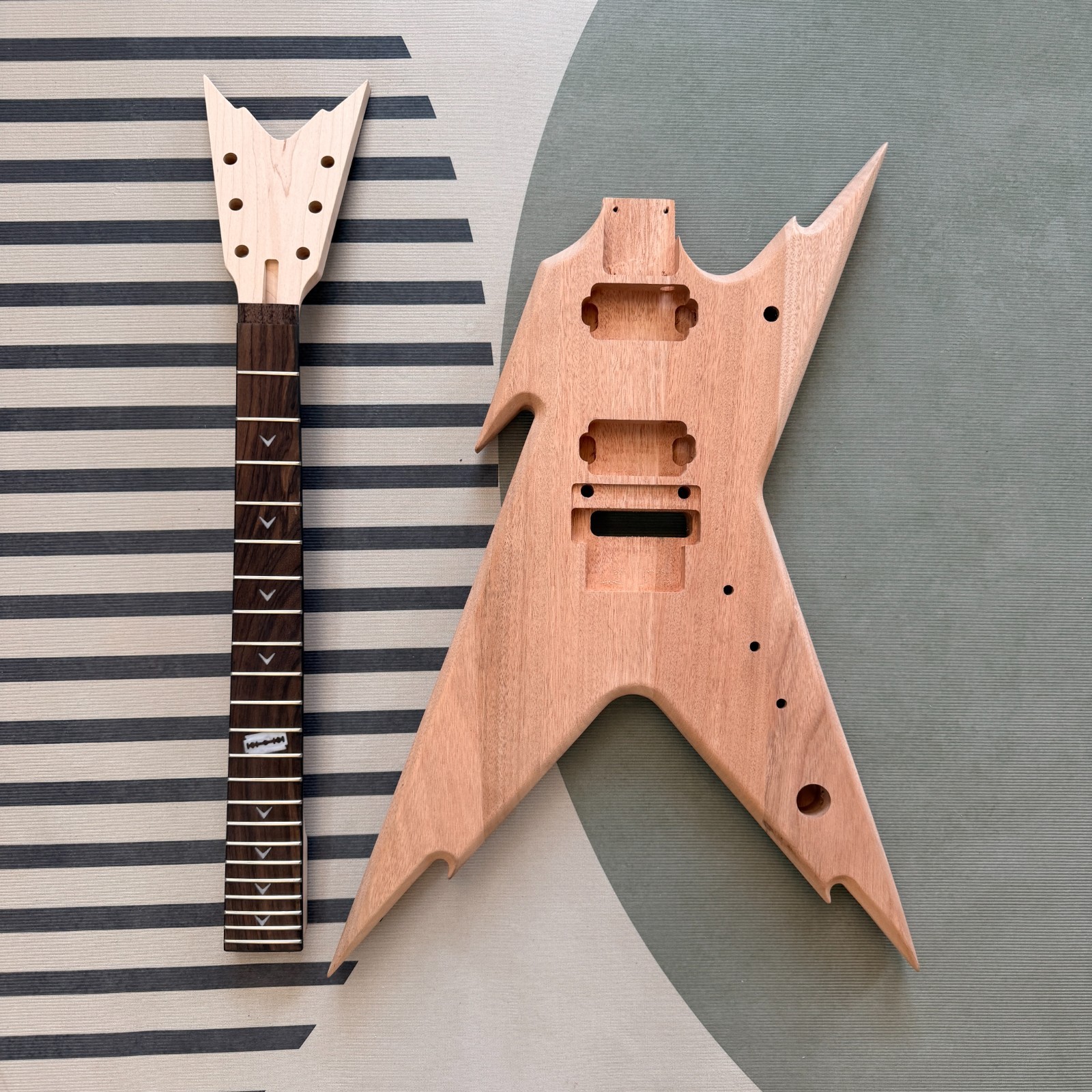DIY Junior V‑Style electric guitar kit Maple Neck BK part Tremolo System razor