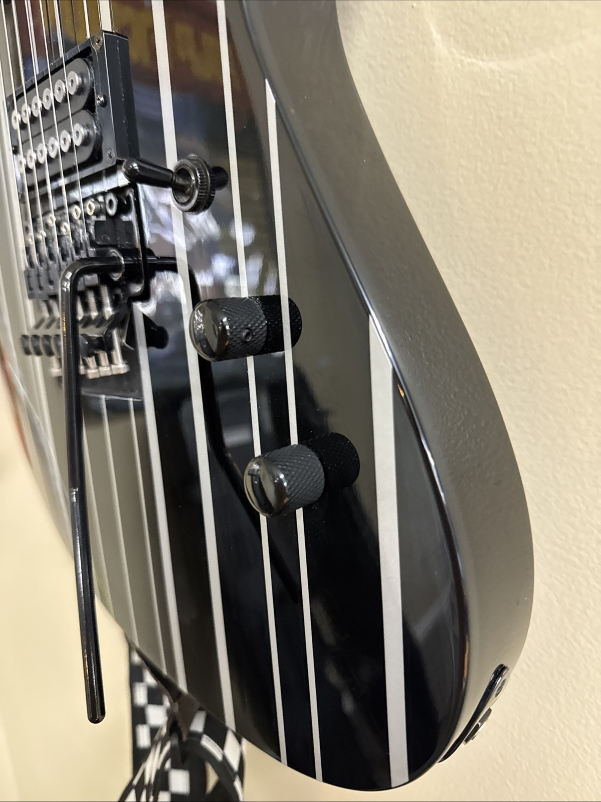 Schecter Synyster Gates Custom – Pinstripes