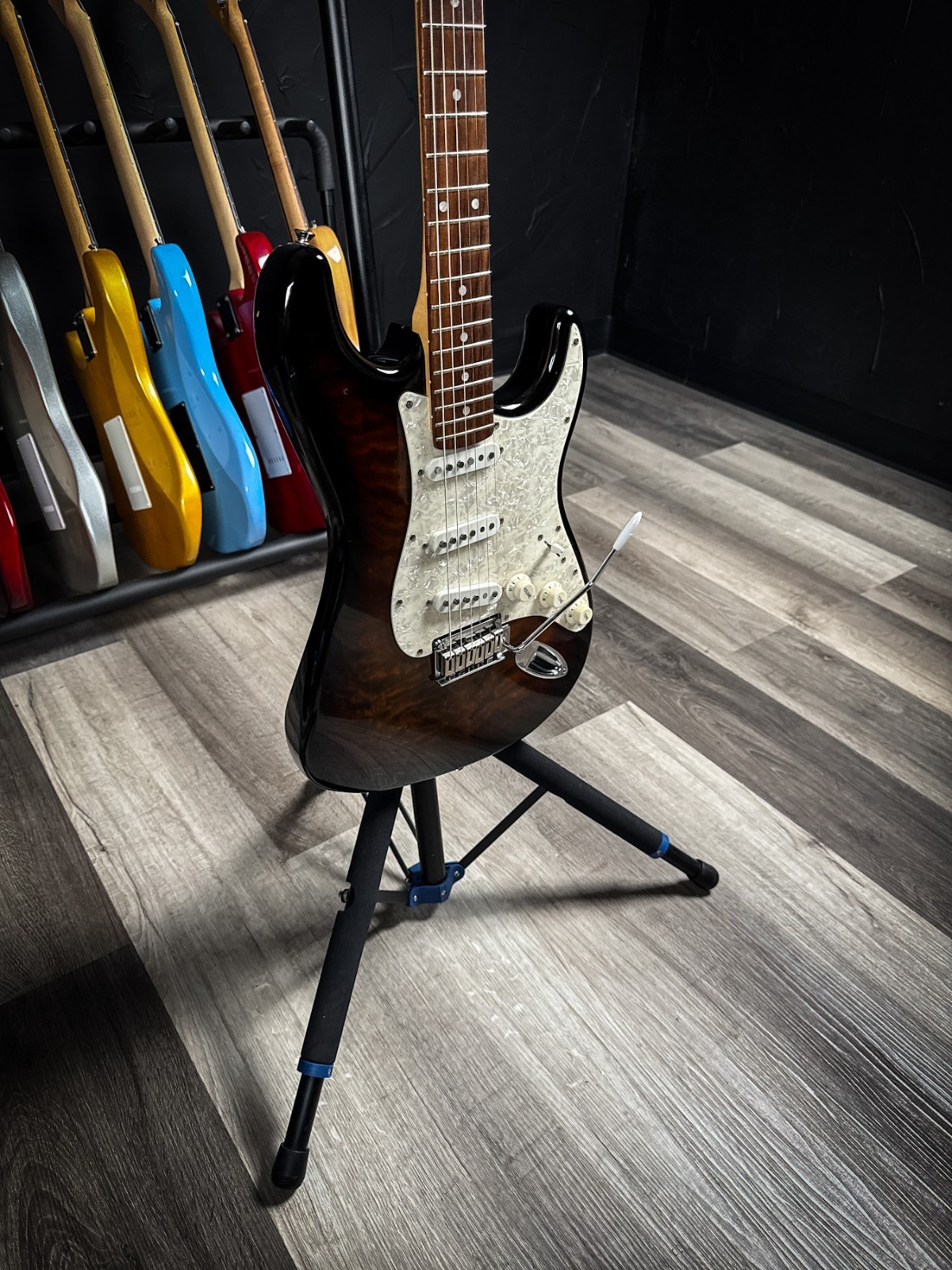 Squier Standard Stratocaster QMT Deluxe SSS – Quilt Maple, Pearloid Pickguard