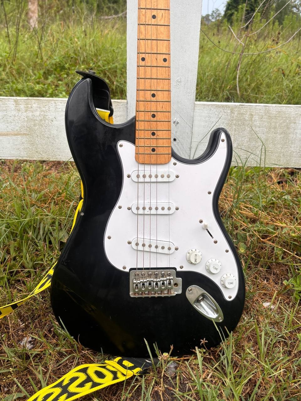 Silvertone SS11 Electric Guitar Missing One String Good Fast Shipping PH9