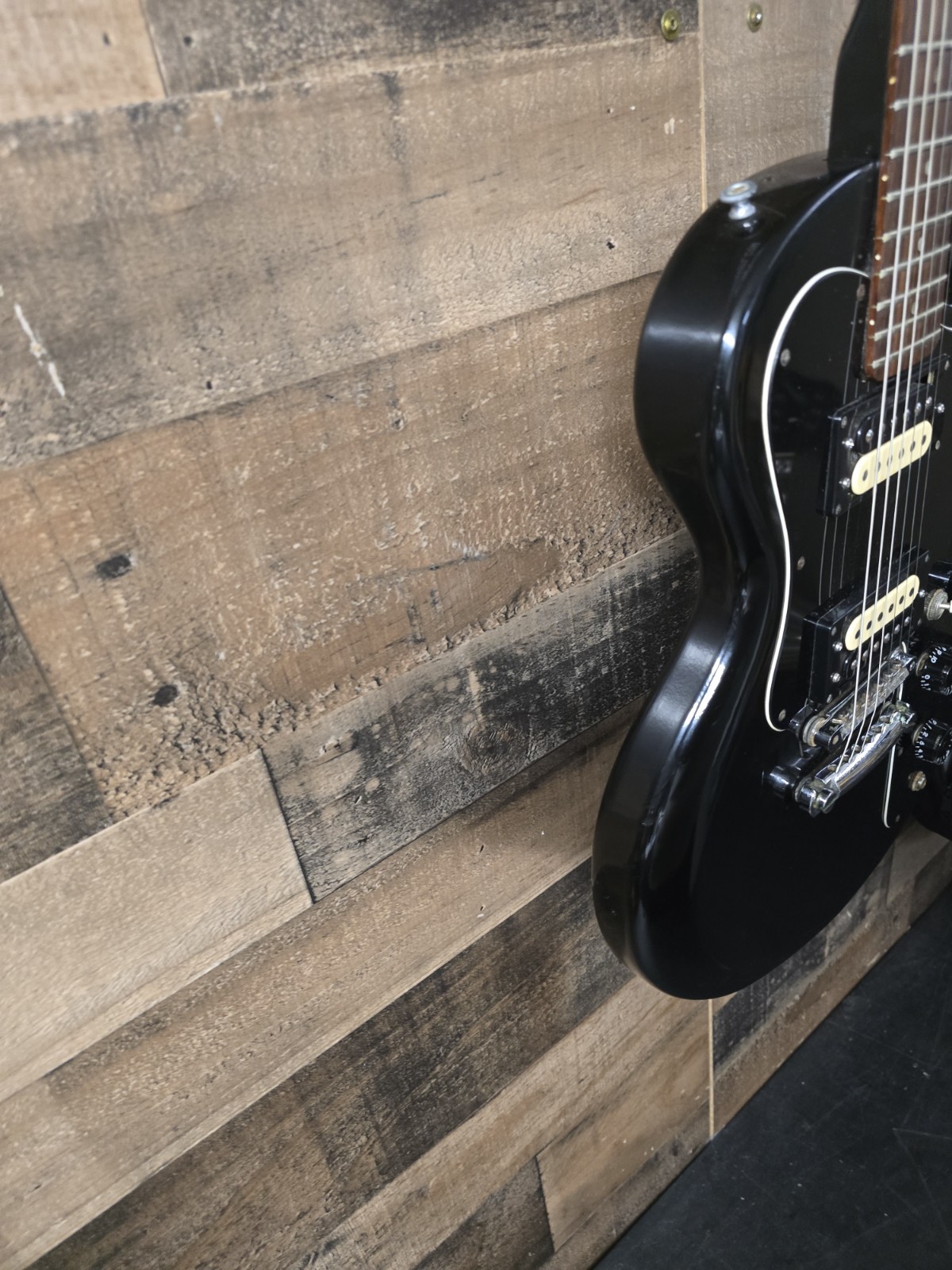 1982 Gibson Sonex-180 Electric Guitar Ebony Finish W/ Bag 9.3 Lb