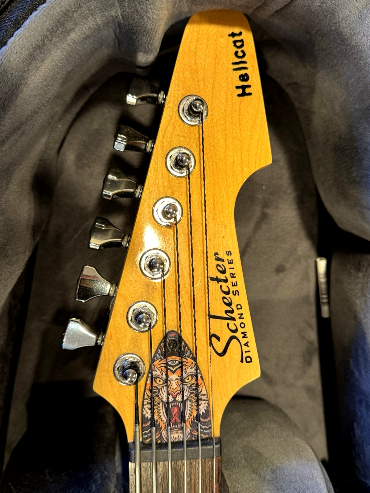 Schecter Guitar Research Hellcat VI Extended-Range Guitar 3-Tone Sunburst