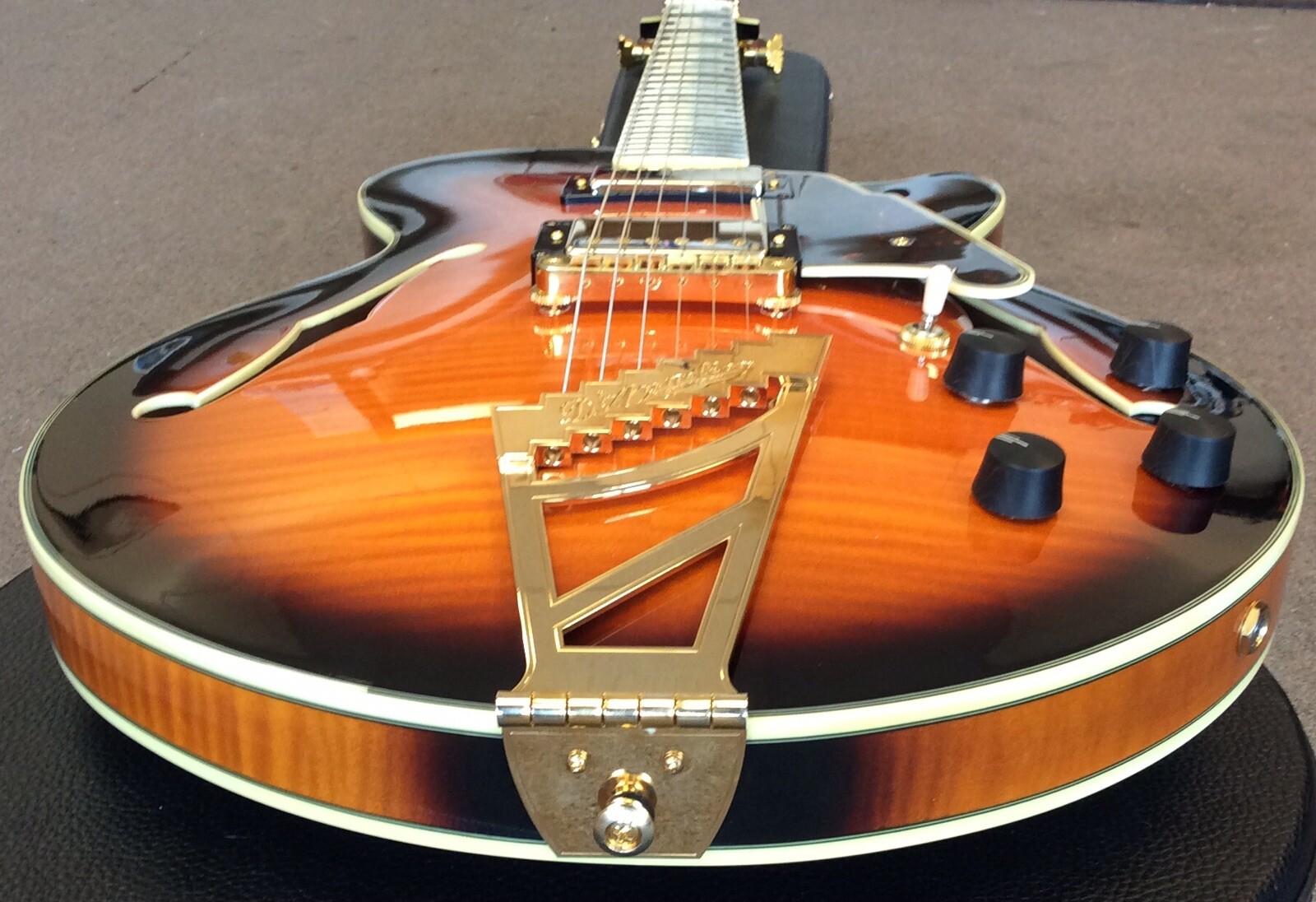 D’Angelico Excel EX-SS Cutaway Semi-Hollow Body Electric Guitar Sunburst OHSC