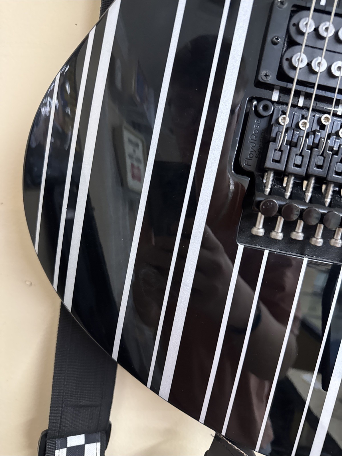 Schecter Synyster Gates Custom – Pinstripes