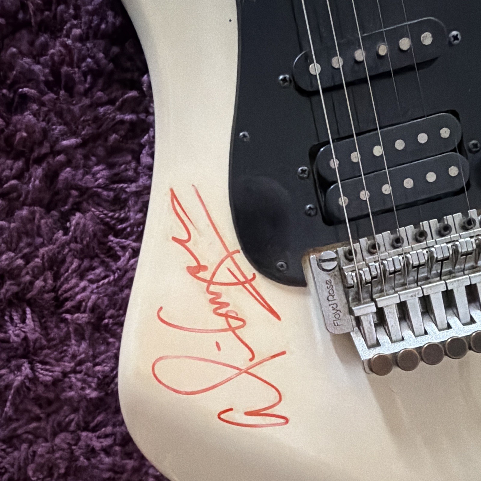 White Kramer Striker 300ST White Electric Guitar Signed by Alice Cooper/W Photo