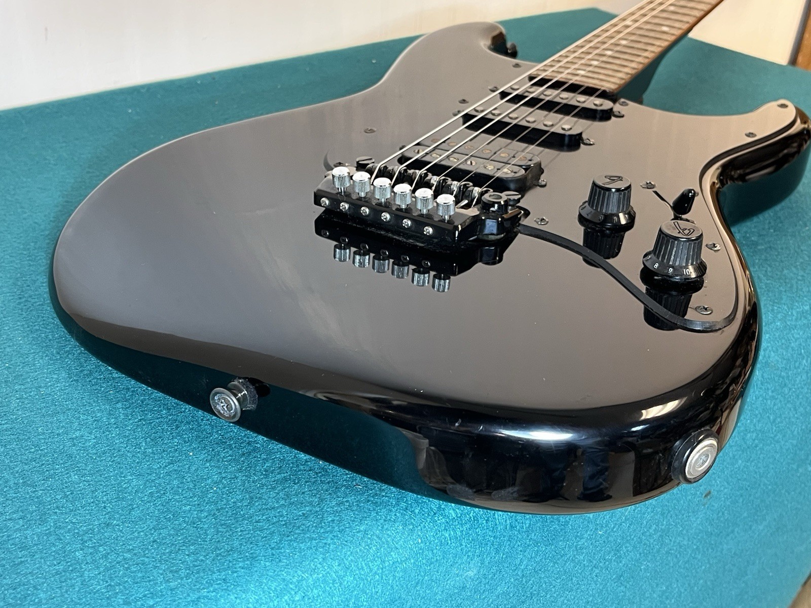 1985 Fender Stratocaster ST-556 Boxer Japan: Black / Black