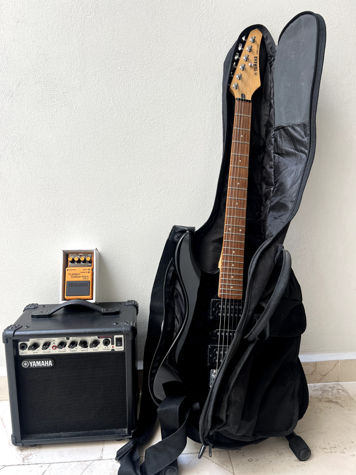 Guitarra Eléctrica Yamaha ERG 121C (equipo completo y accesorios).