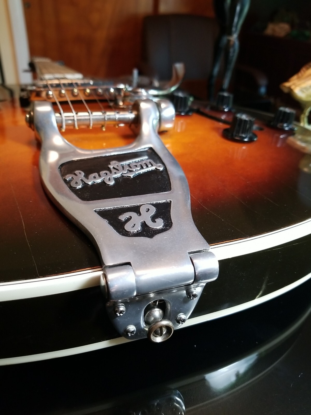 1967 – Hagstrom V 1 – Viking – Sunburst w/Bigsby Tremlo – Excellent Condition