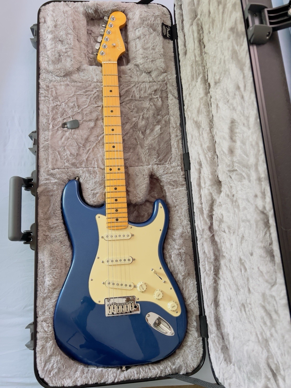 Fender American Ultra Stratocaster Maple Fingerboard Electric Guitar Cobra Blue