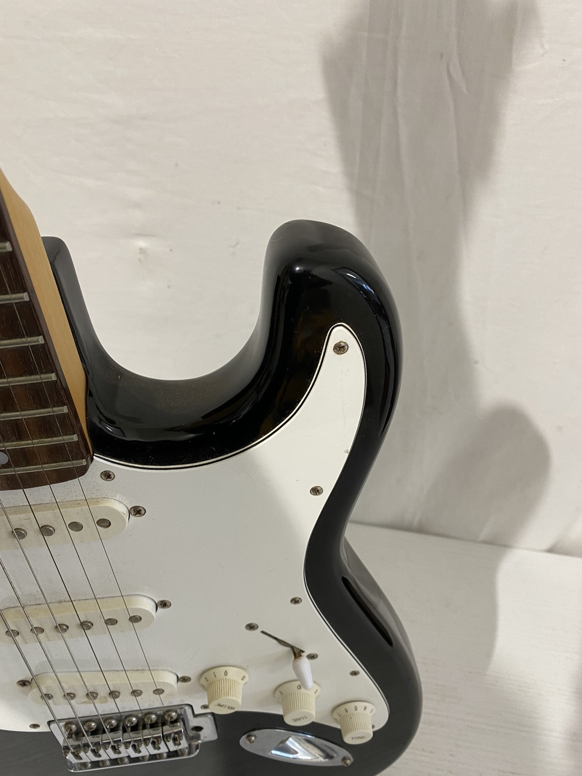 Vantage Electric Guitar Black And White With Case Model VIE – II D/BK