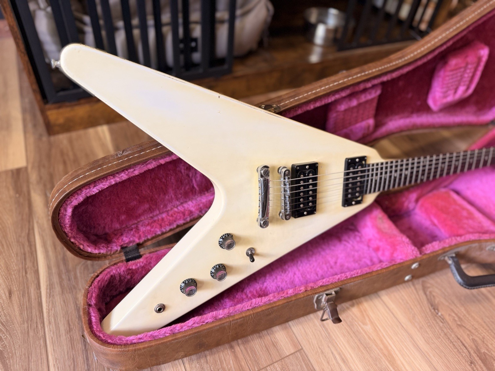 Gibson Flying V 1984 – White Make an Offer!