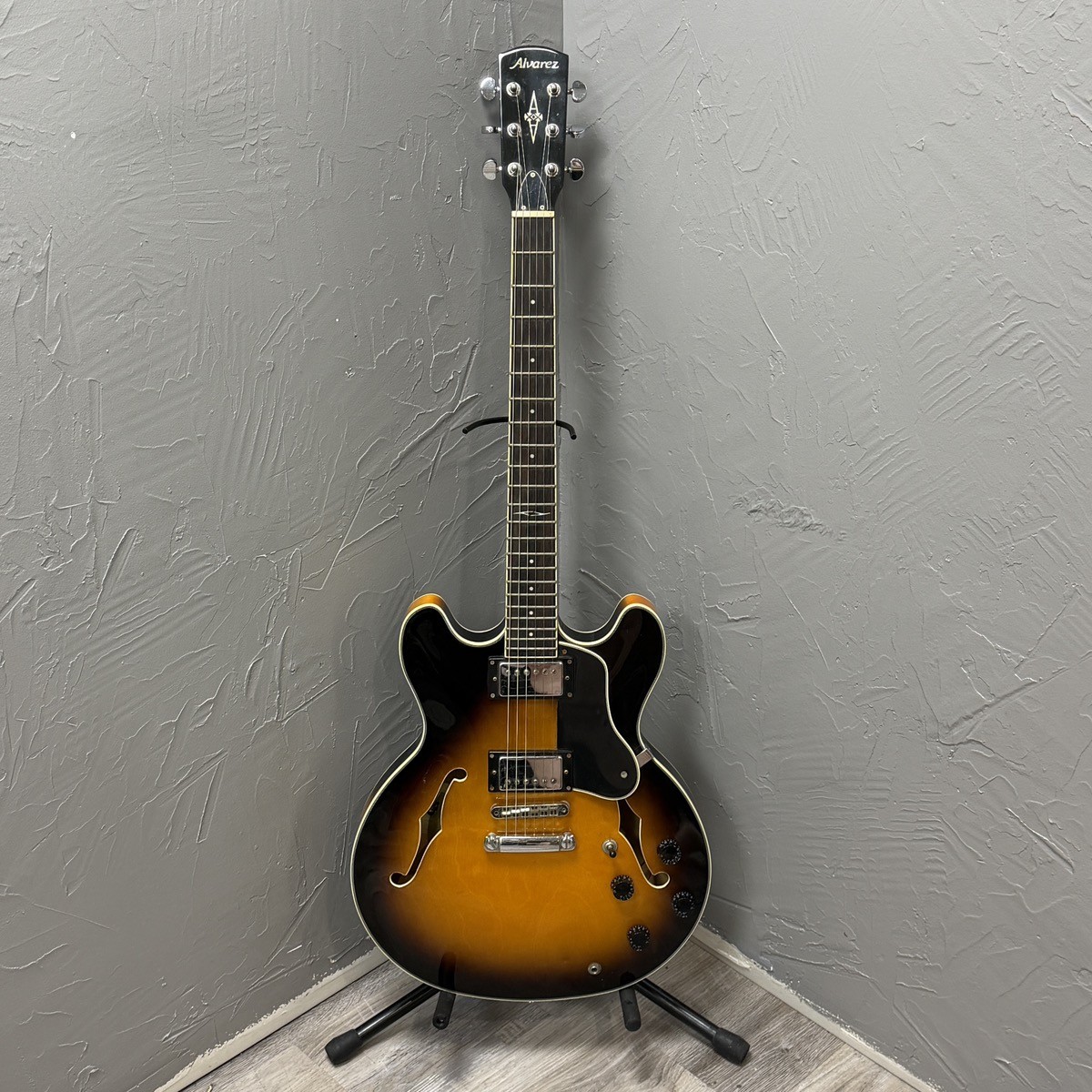 Alvarez AAT33/TSB Double Cutaway Electric Guitar (CP1022208)