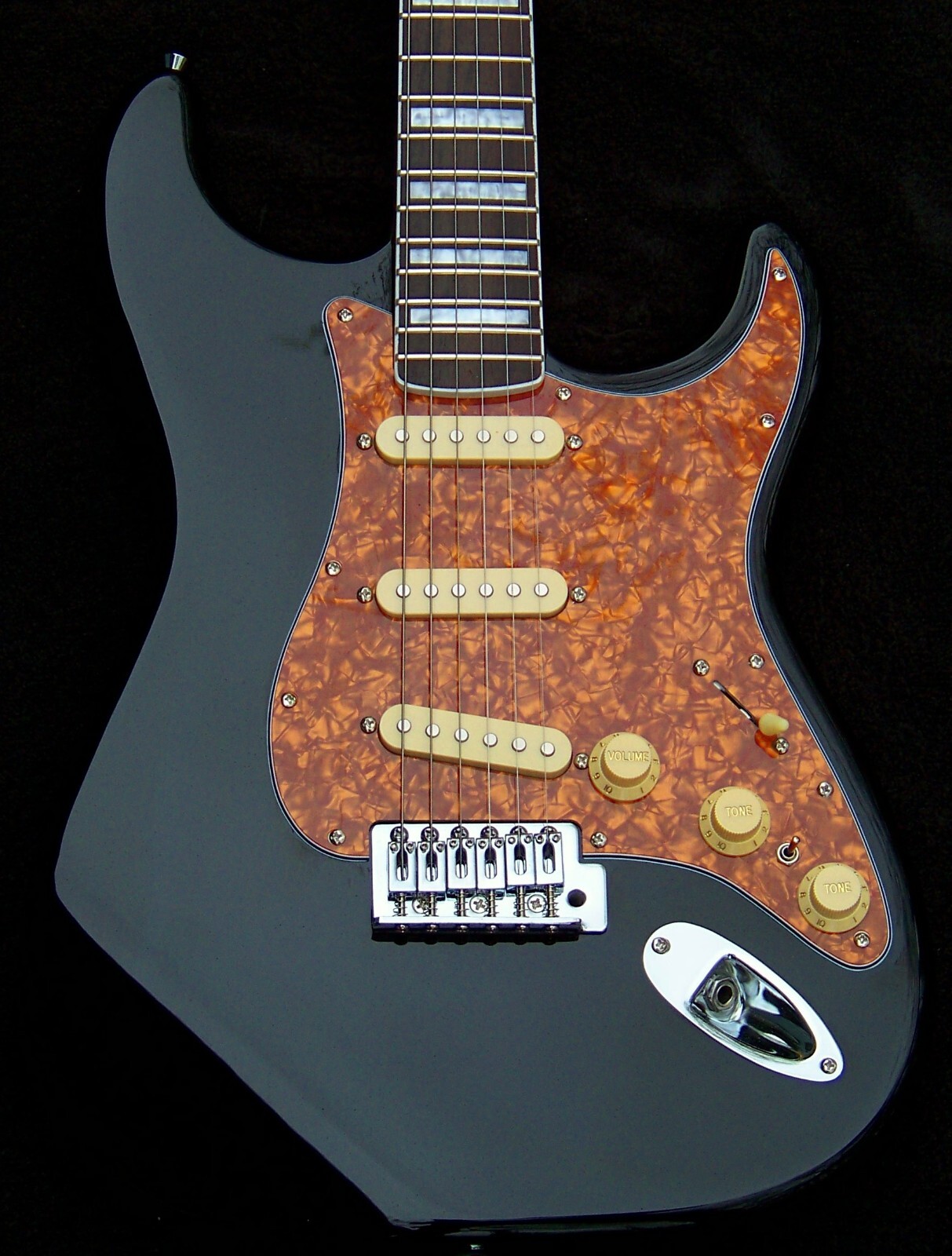 Classic Strat+Bound Rosewood/Maple Neck+7 Sound Switch+T-Bleed+MORE….