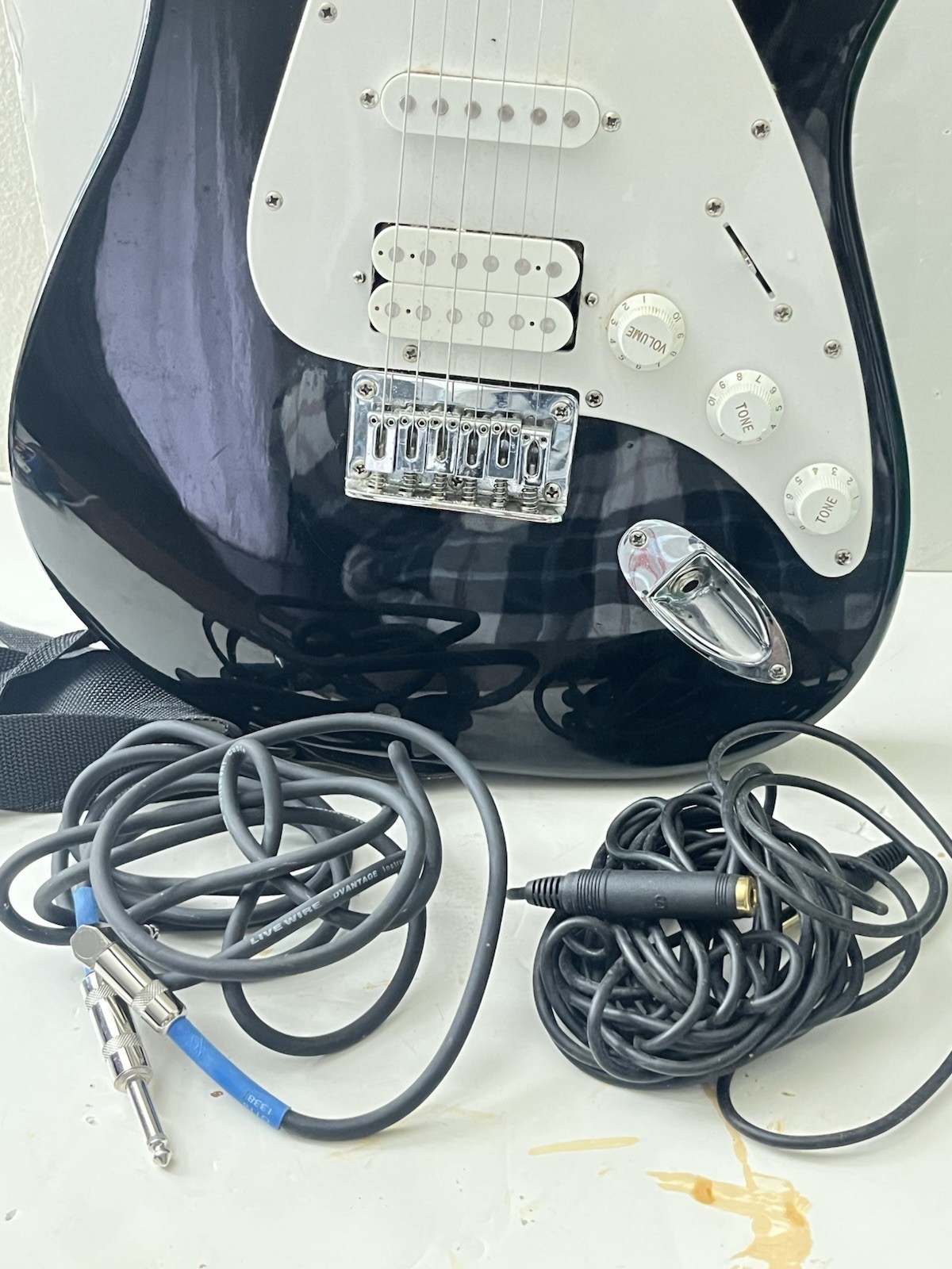 First Act ME305 Model Entry-level Solid-body Electric Guitar with Case