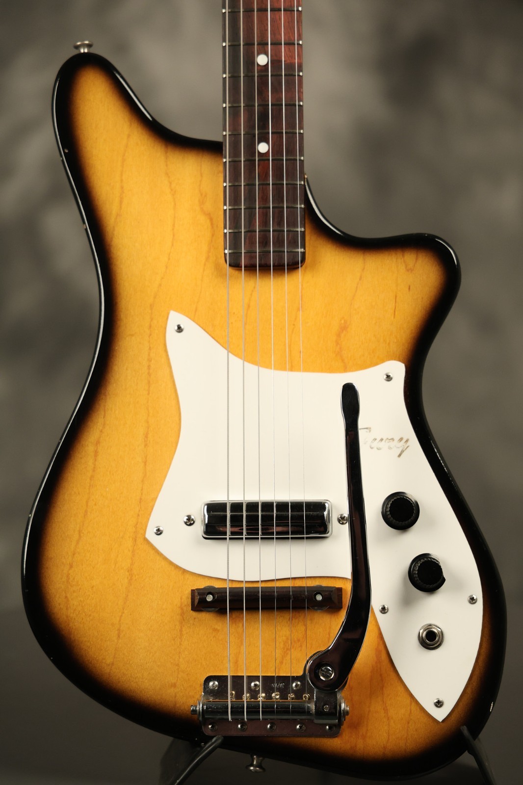 1966 Alamo Fury 2584-T-SB Sunburst with tremolo/vibrato + orig. hardshell case
