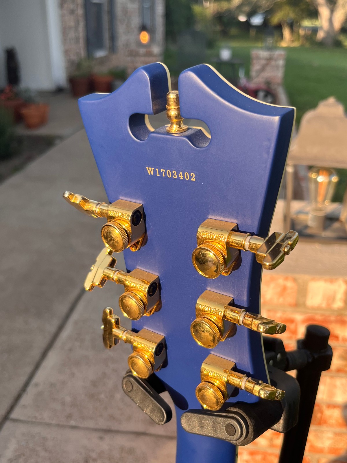 D’Angelico Deluxe DH ~ Hollowbody Archtop Guitar ~ matte royal blue ~ HSC ~ EXC