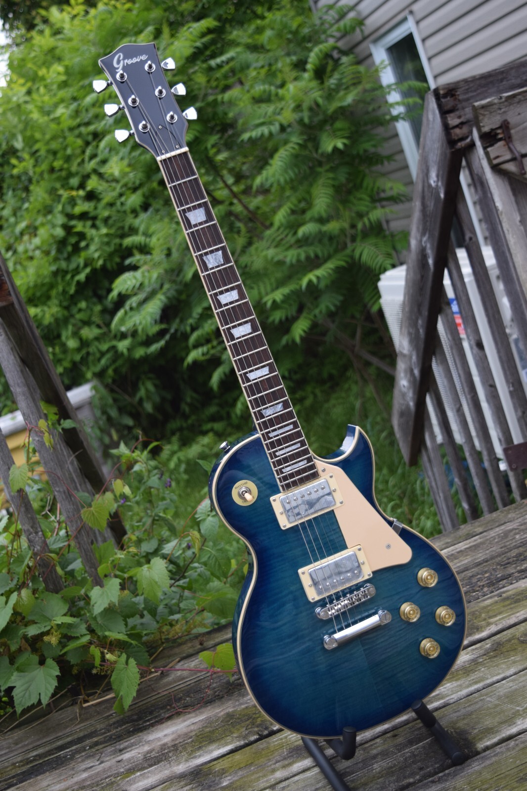 Electric Guitar Mahogany Body Maple Top into Blue Finish (Groove Canadian Brand)