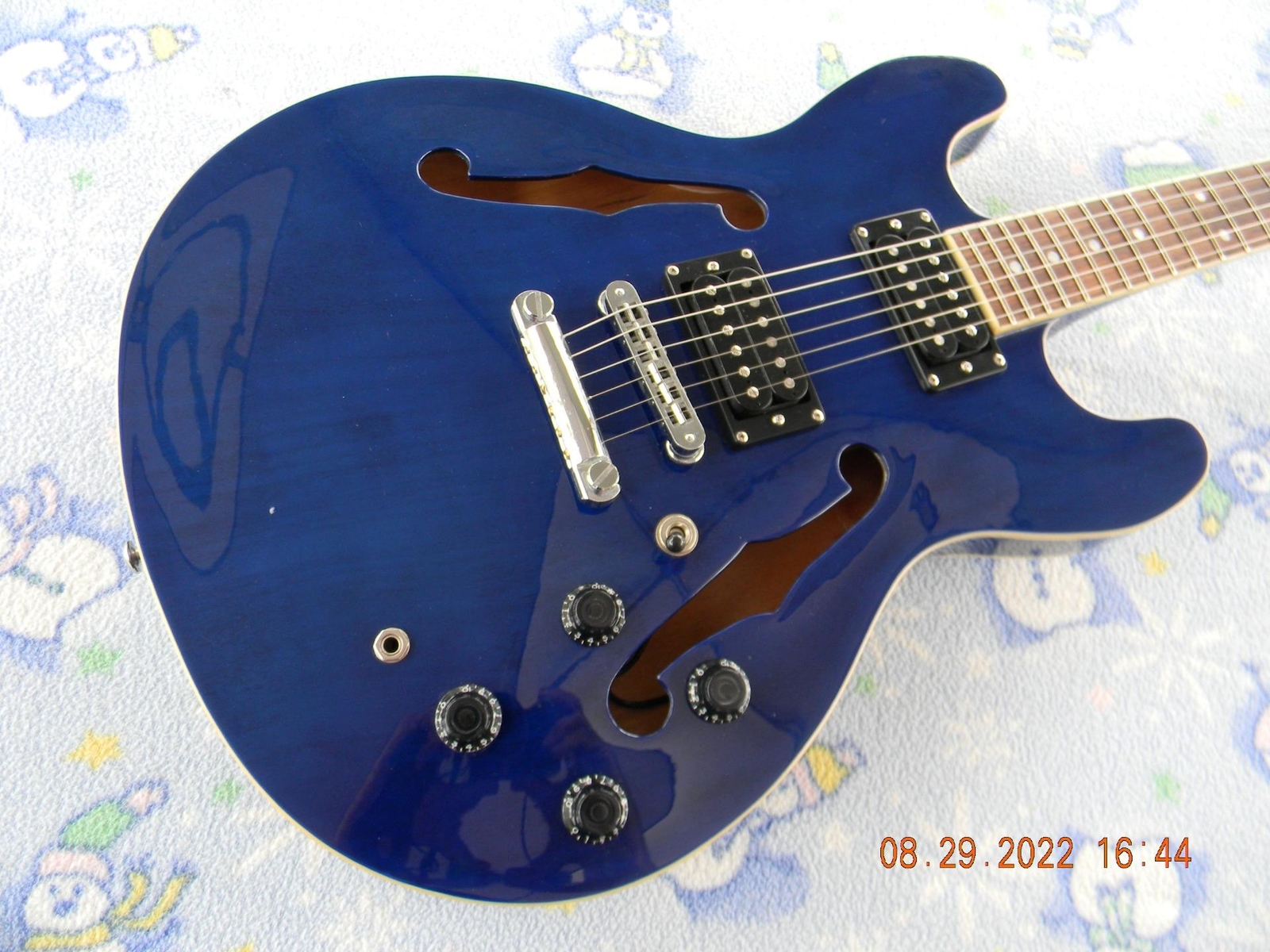 Signature Set Neck Semi Hollow , Hot Epiphone Pickups,Has Hairline Cracks, Read