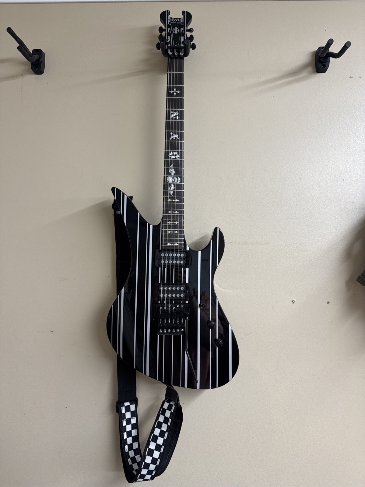 Schecter Synyster Gates Custom – Pinstripes
