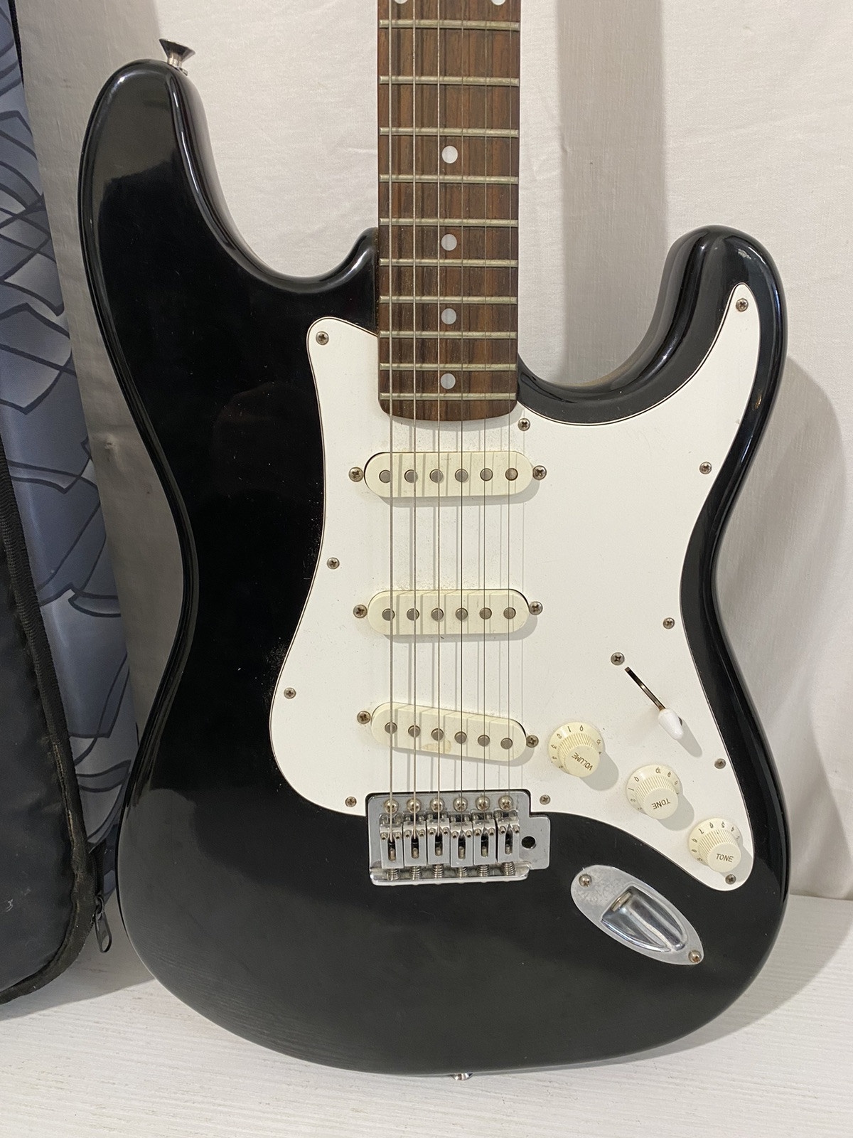 Vantage Electric Guitar Black And White With Case Model VIE – II D/BK