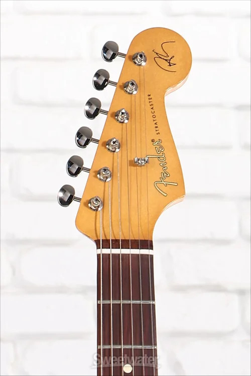 Fender Robert Cray Standard Stratocaster – 3-color Sunburst with Rosewood