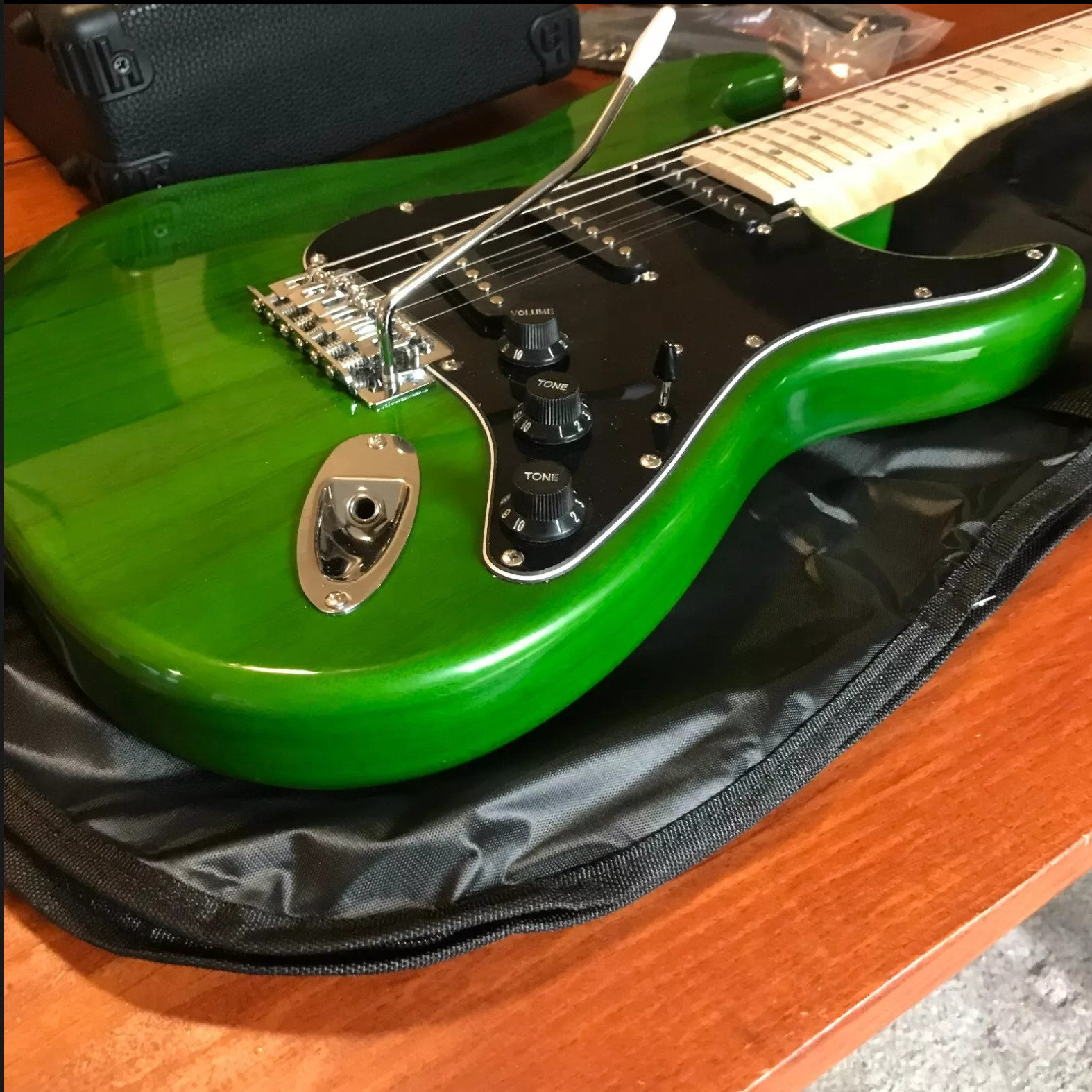 🎸NEW IN BOX!🎸 w/AMP! “S” Style Electric Guitar w Soft Case / Gig Bag!