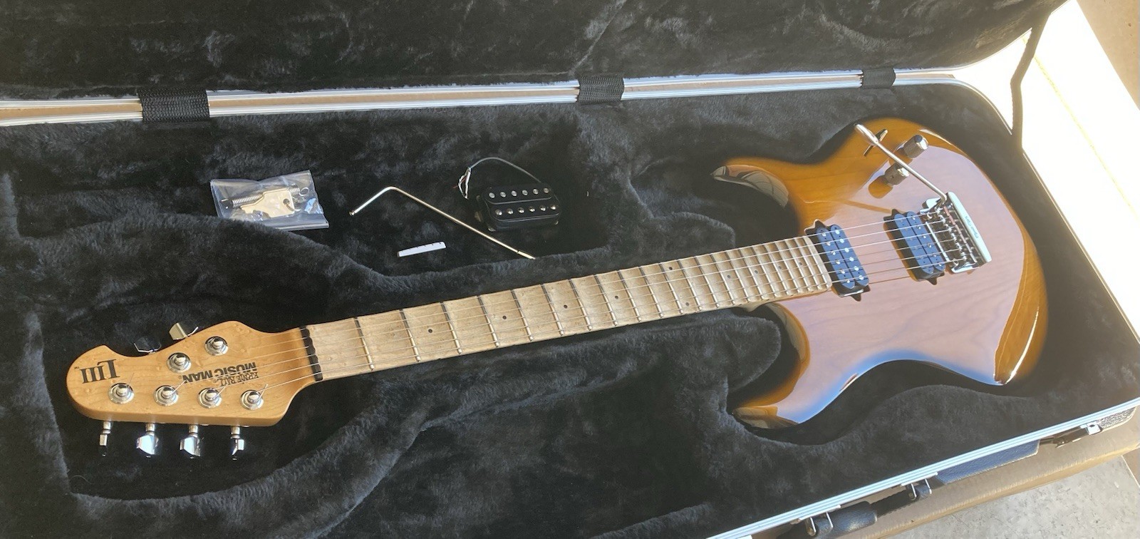 Ernie Ball Music Man Luke 3 HH Stainless Frets Bare Knuckles Xcellent Condish 🤩