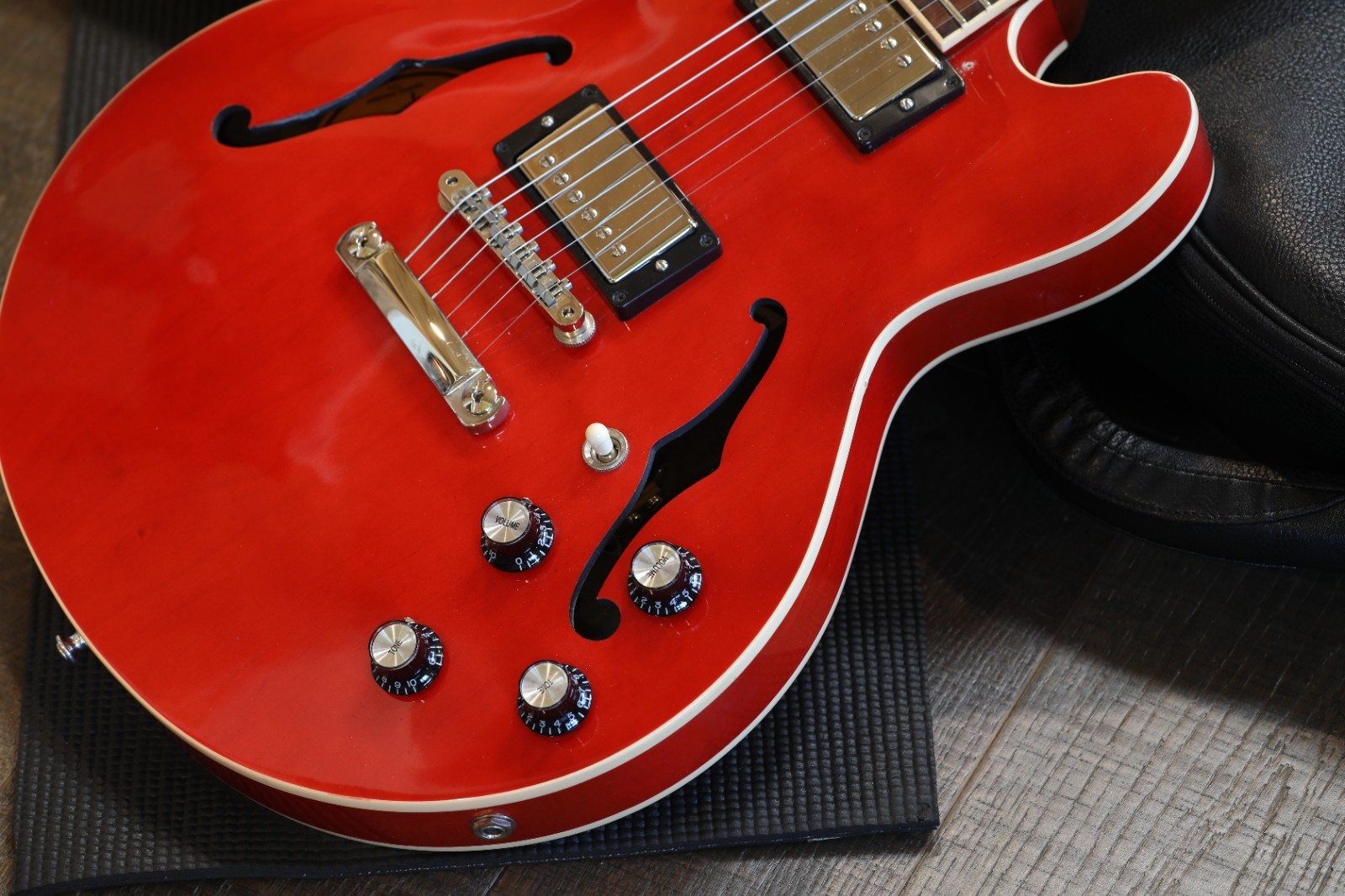 2017 Gibson ES-339 Semi-Hollow Electric Guitar Cherry Red + GB