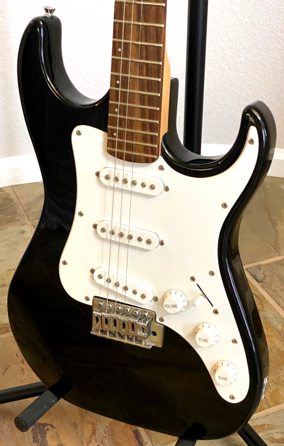 Lyon by Washburn Black White Electric Guitar – Cracked Body