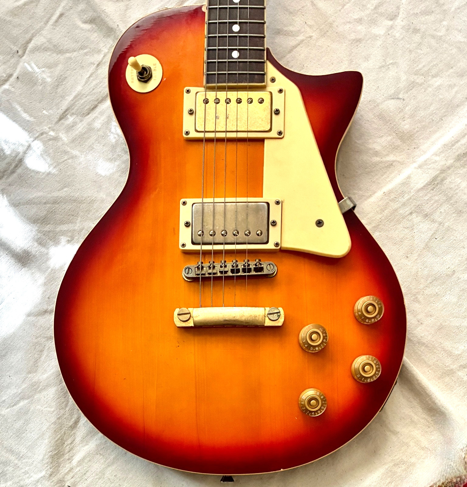 Vintage FIRST ACT Model M2G-200 B “Les Paul” LP Type Electric Guitar Sunburst