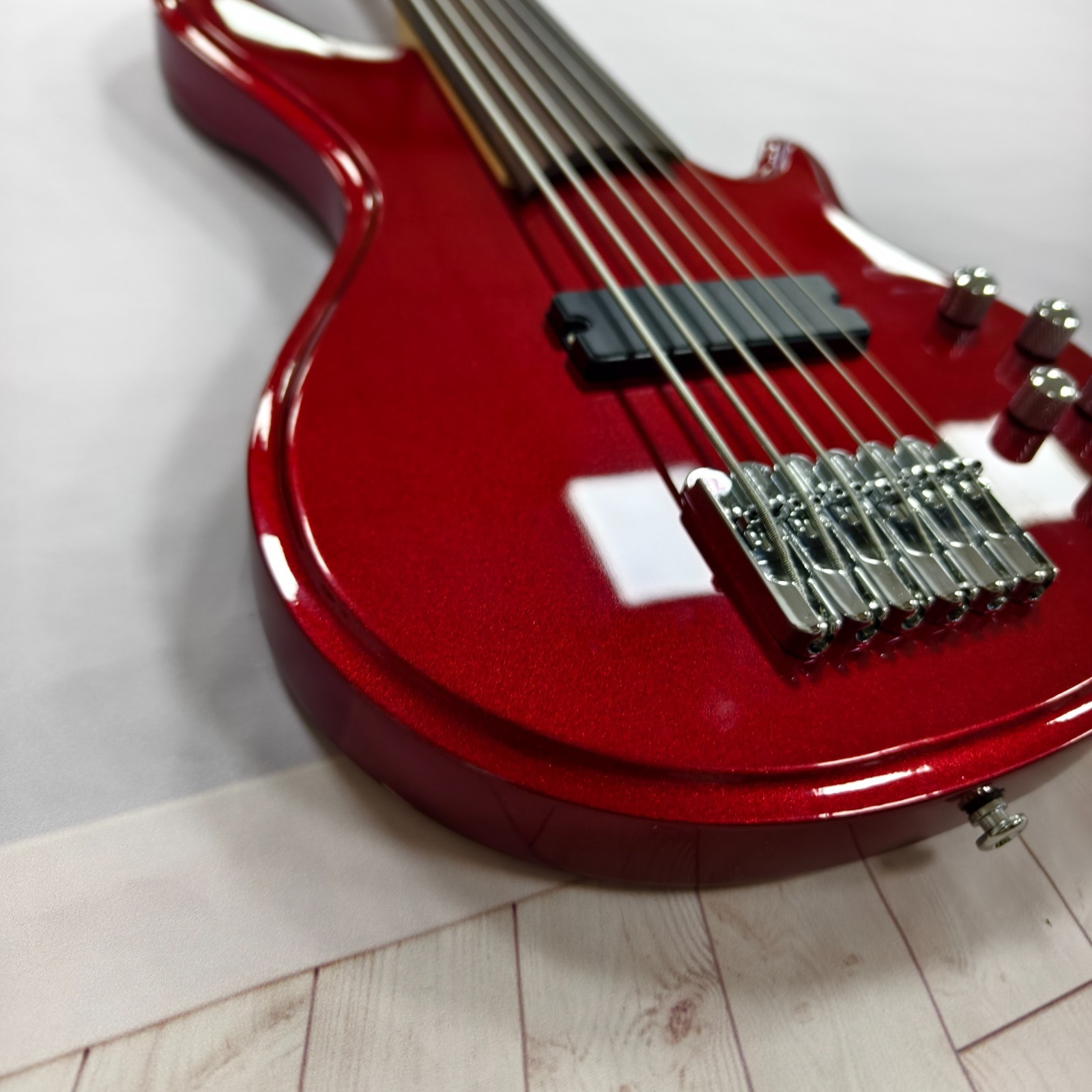 Fretless 6 String Electric Bass Guitar Metallic Red Solid Wood Single Pickup Bas