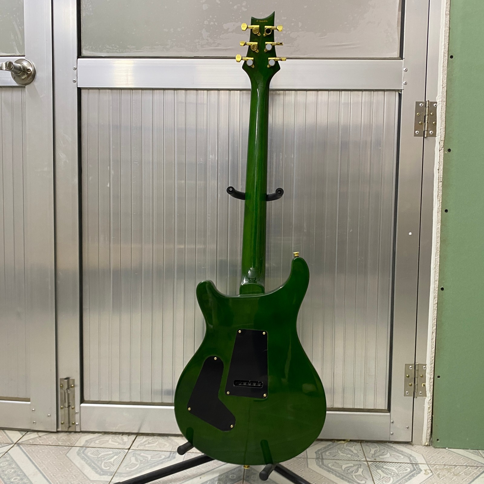 6-string, green PRS electric guitar, gold hardware, mahogany body, fast shipping