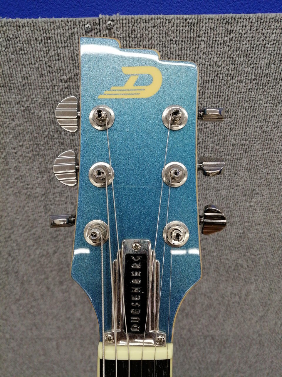 Duesenberg DTV-MC Mike Campbell Signature Metallic Blue with White Germany