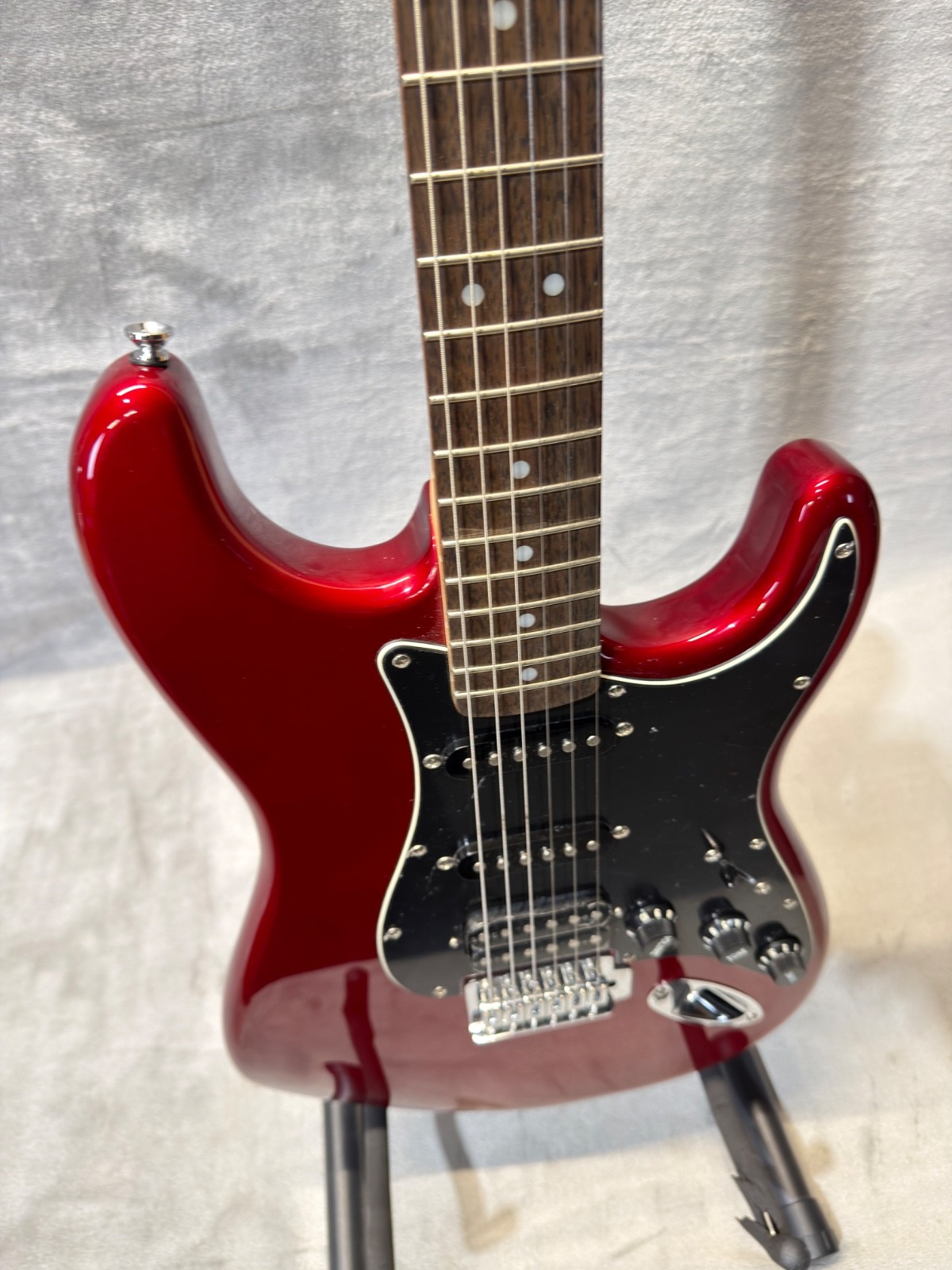 Fender Squier Affinity Stratocaster Guitar Red/Black ~ Tested, VG COND