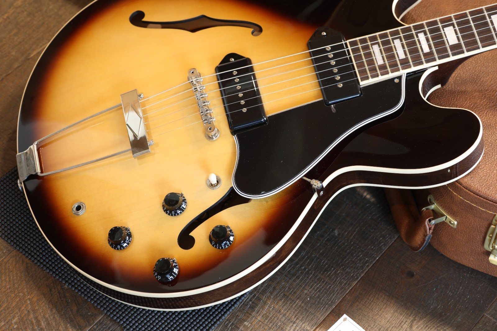 Unplayed! 2024 Gibson ES-330 Semi-Hollow Electric Guitar Vintage Sunburst + OHSC