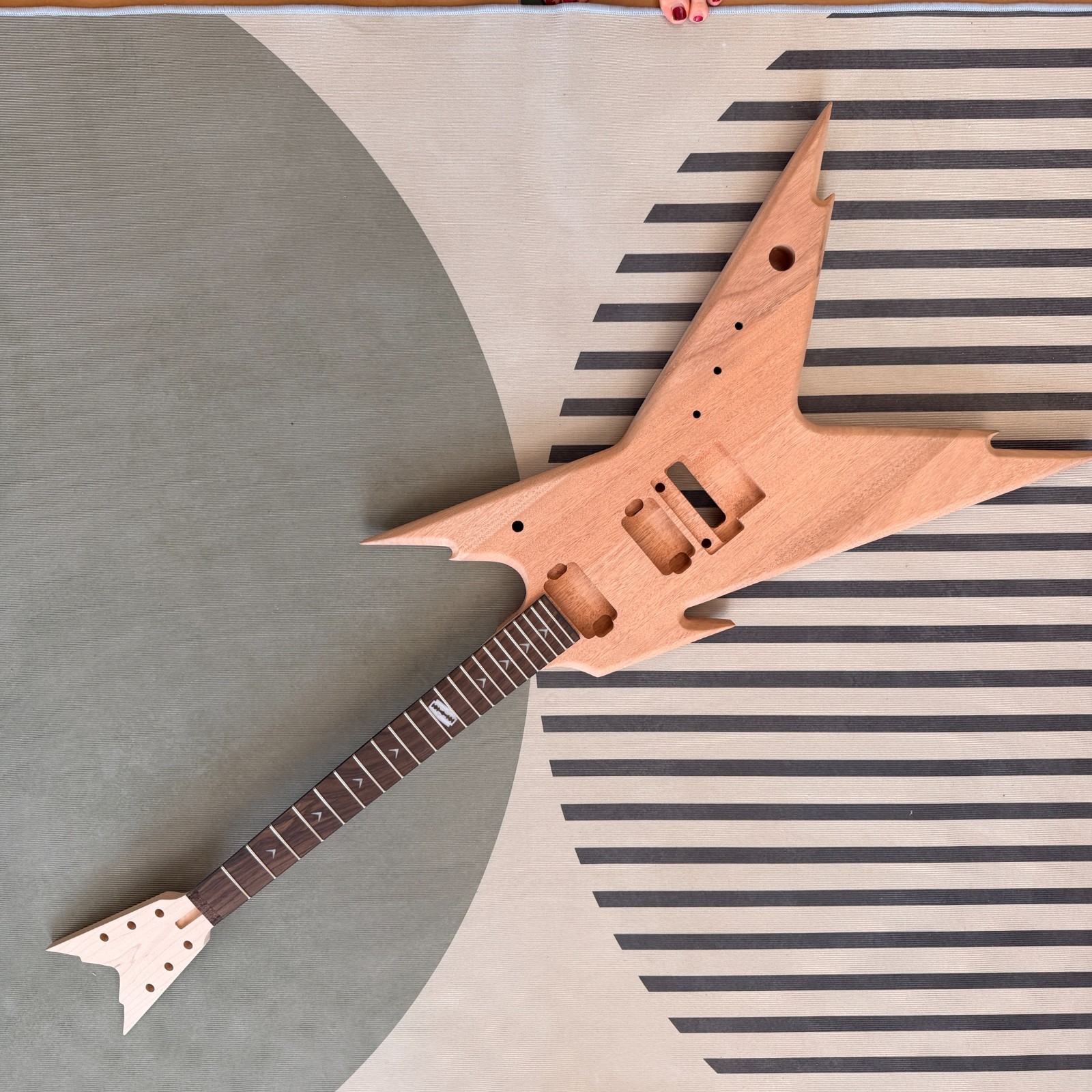 DIY Junior V‑Style electric guitar kit Maple Neck BK part Tremolo System razor