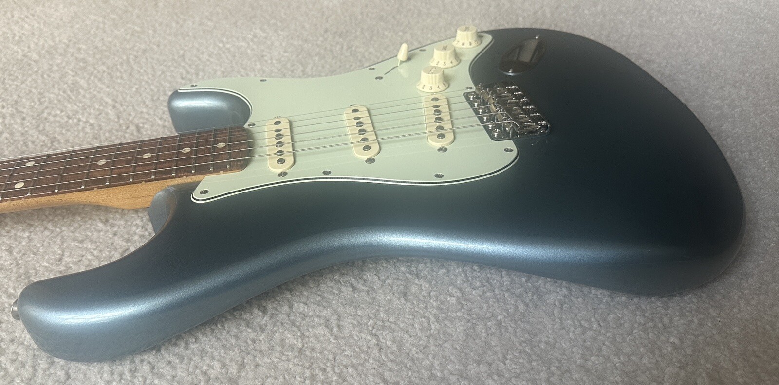 2019 Fender® Vintera 60’s Stratocaster Ice Blue Metallic w/Hard Case EXCELLENT!