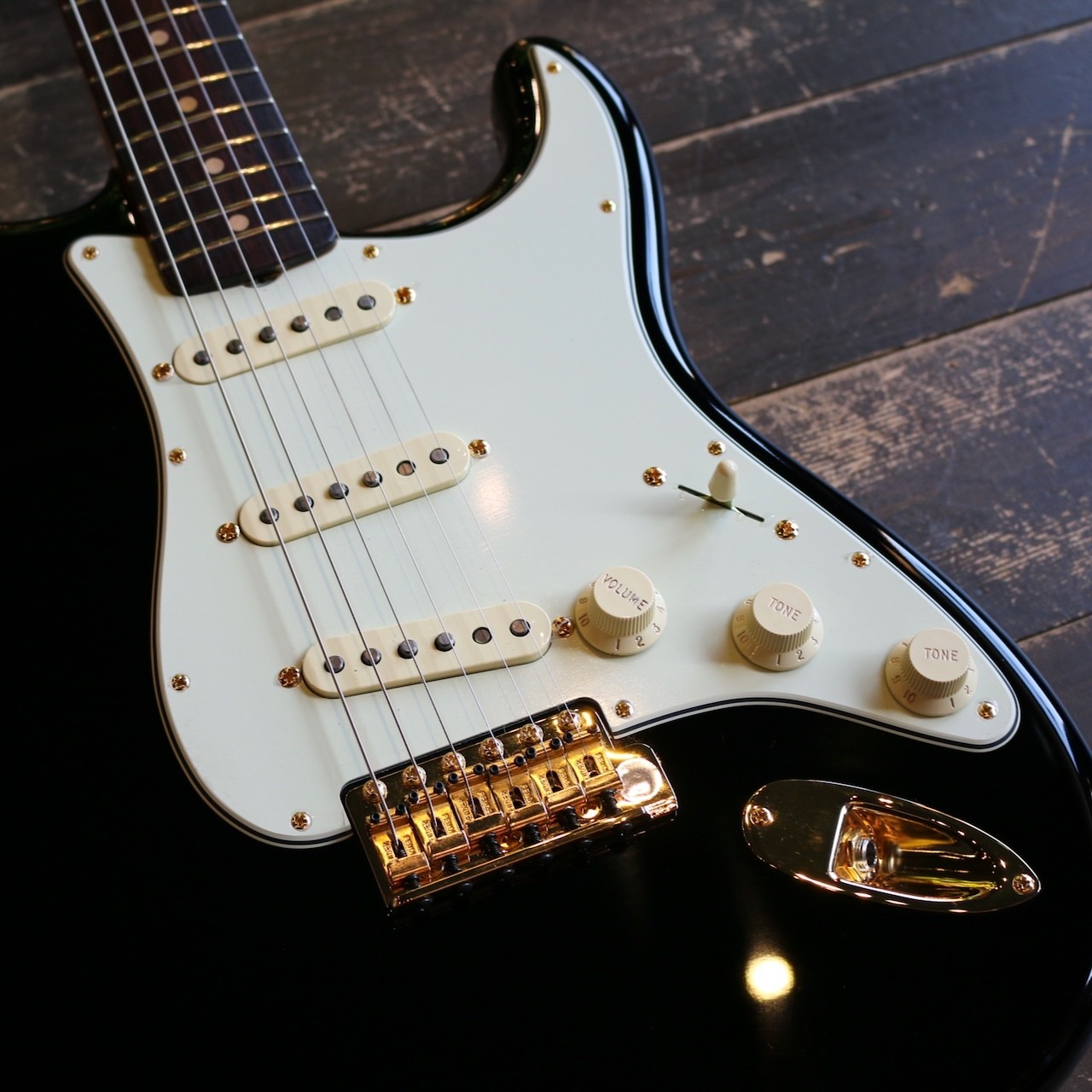 Fender Limited Edition American Vintage II 1961 Stratocaster Gold HW Black