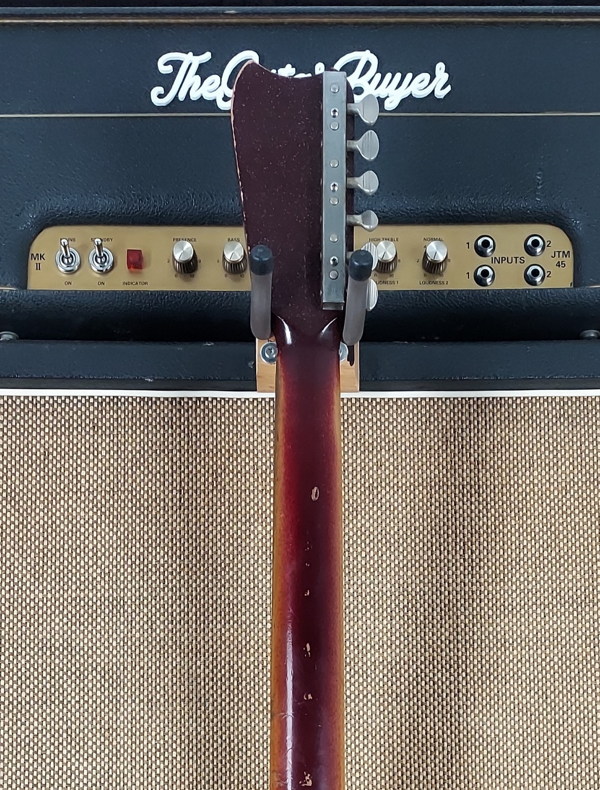 1960’s Silvertone 1457 Vintage Guitar w/ Amp-in-Case (401)