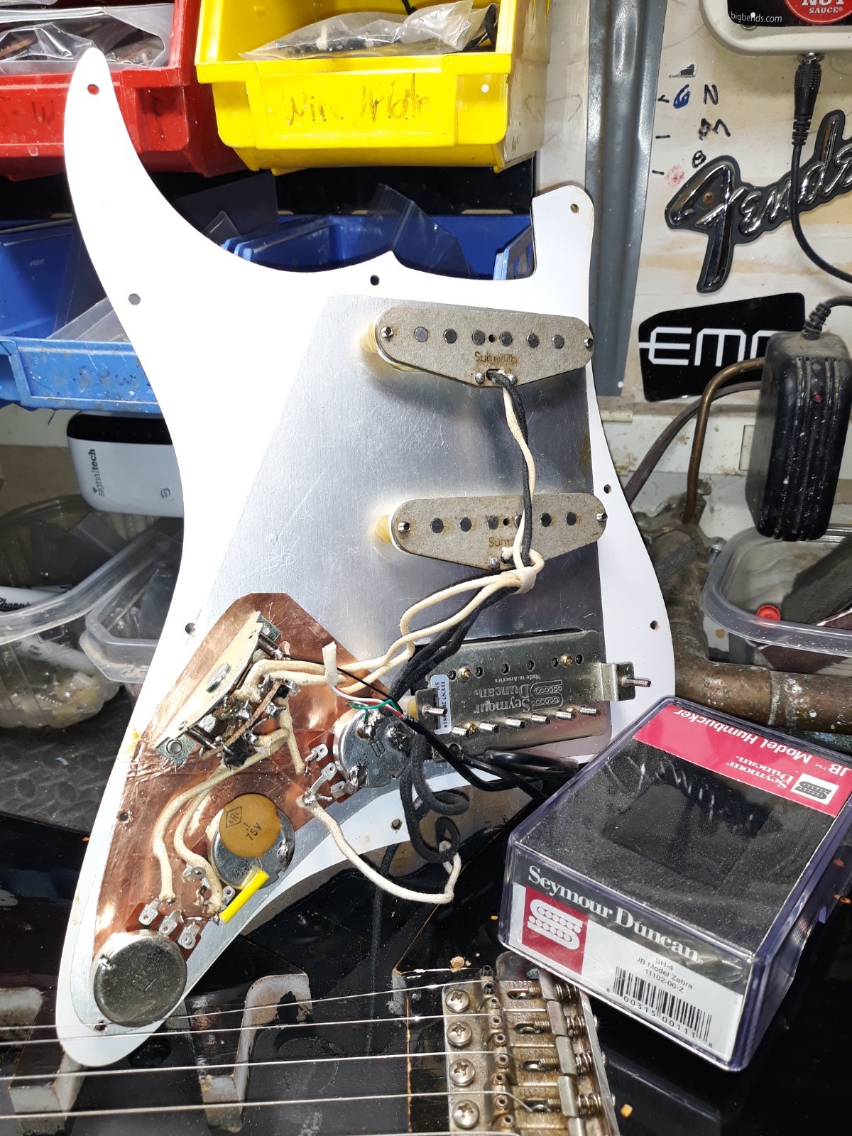 Fender Stratocaster BLACK over SUNBURST Tribute 62