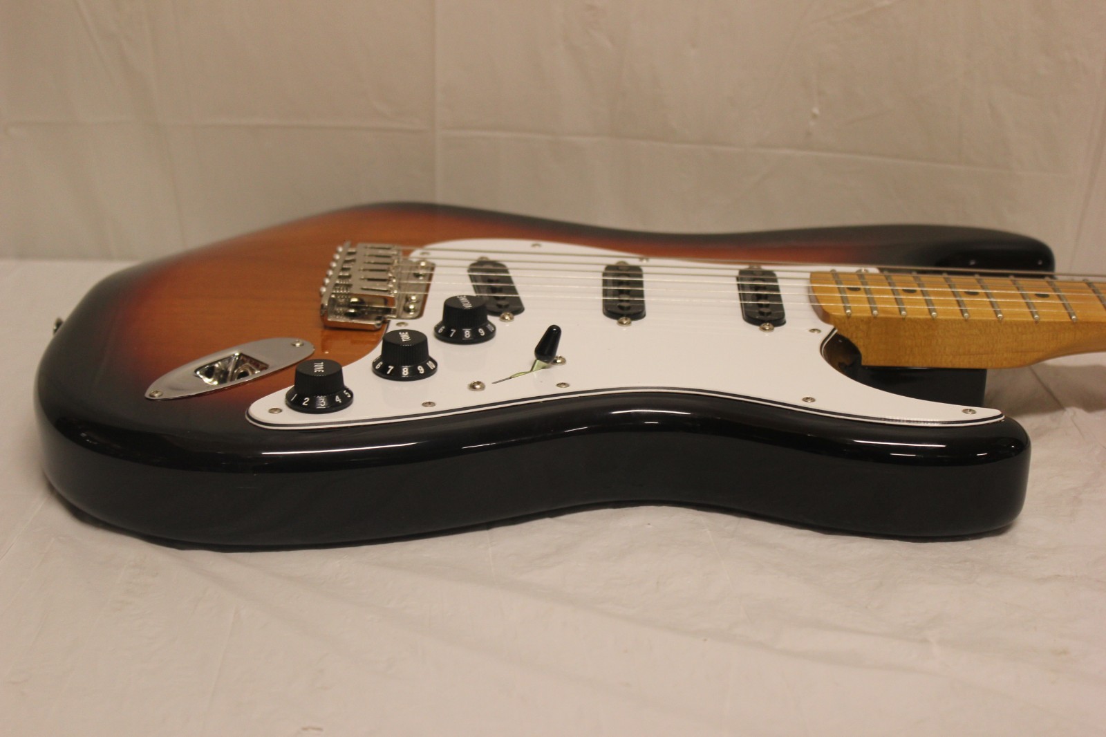 Fender Jimi Hendrix Stratocaster 6 String Electric Guitar Starburst B1
